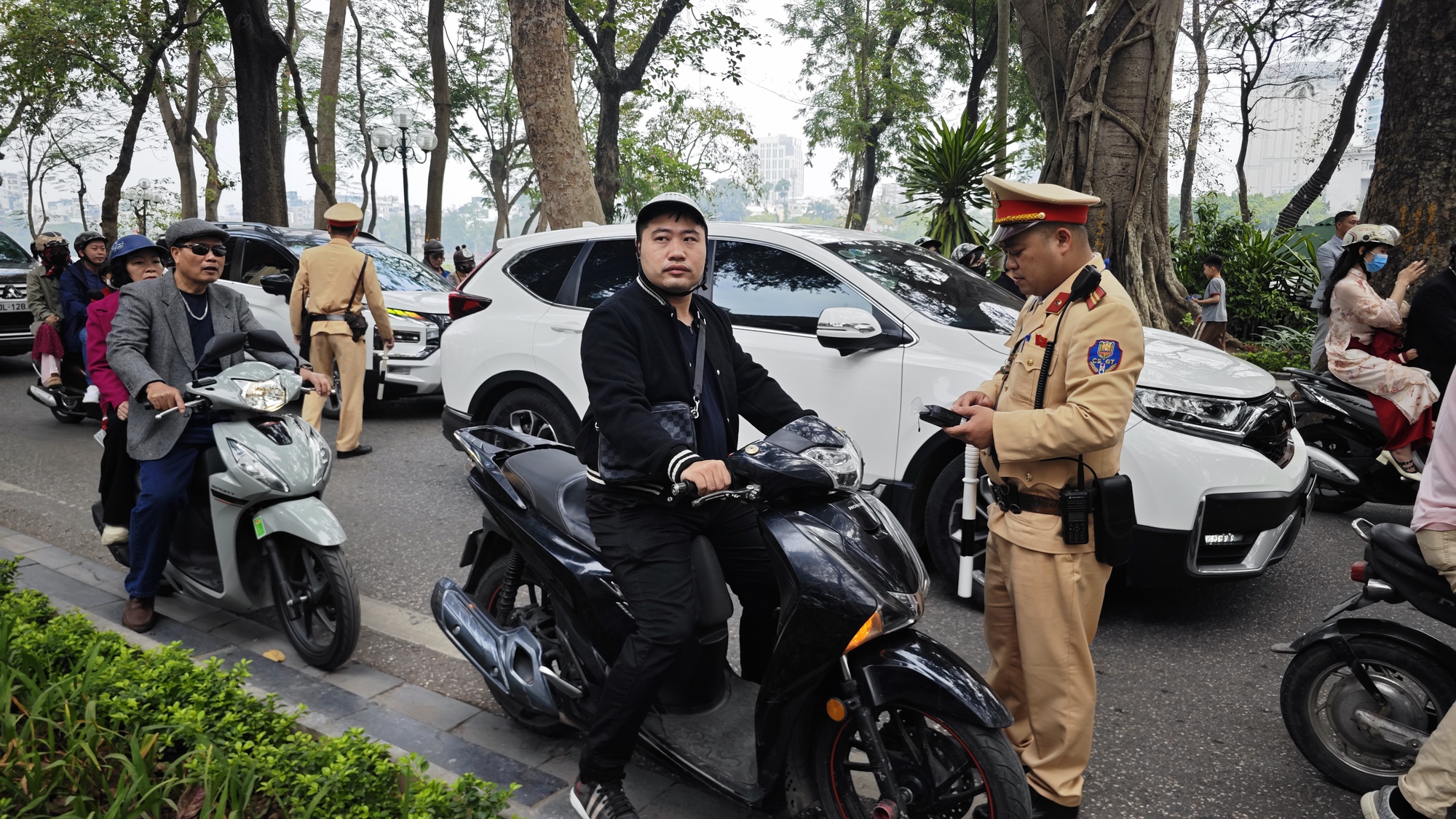 Ch&ugrave;m ảnh: CSGT tại H&agrave; Nội ra qu&acirc;n đo nồng độ cồn từ 10h s&aacute;ng M&ugrave;ng 1 Tết- Ảnh 2.