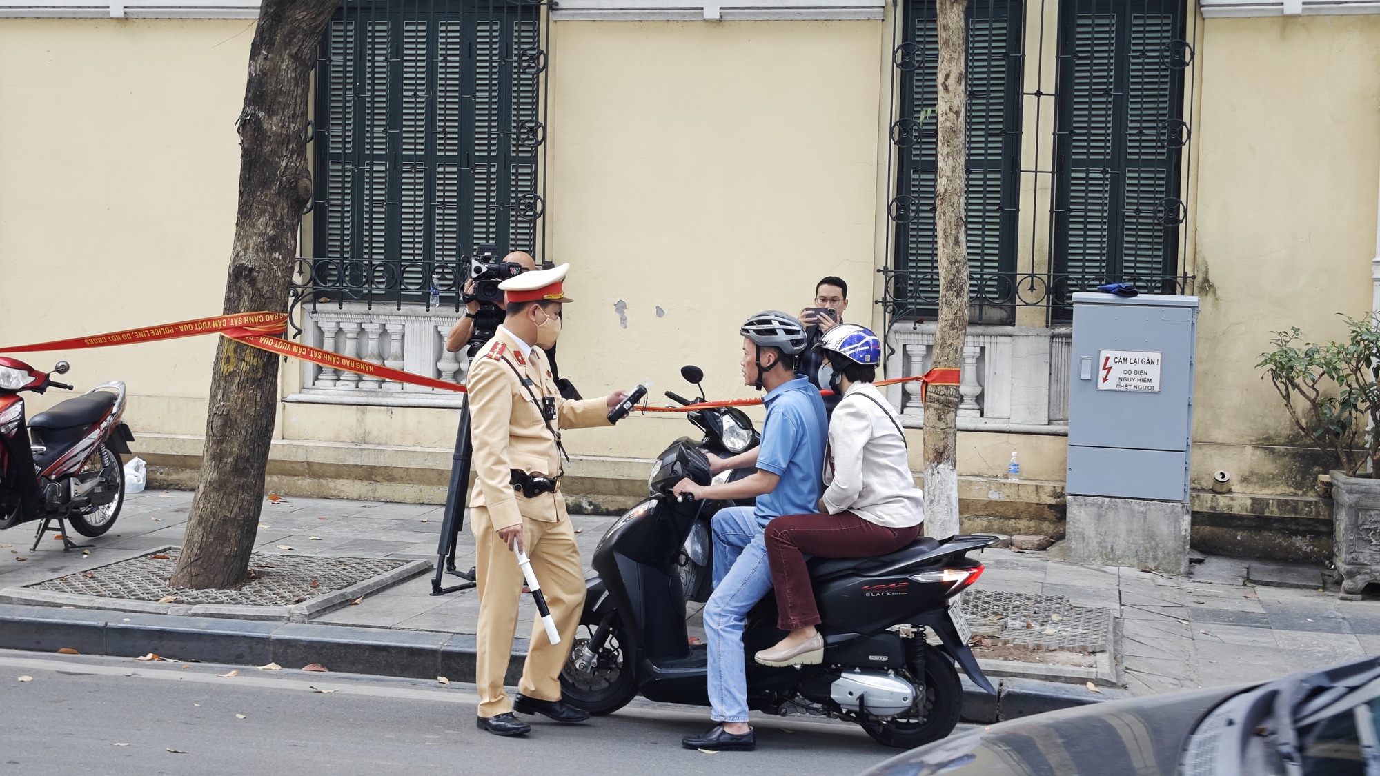 Ch&ugrave;m ảnh: CSGT tại H&agrave; Nội ra qu&acirc;n đo nồng độ cồn từ 10h s&aacute;ng M&ugrave;ng 1 Tết- Ảnh 1.