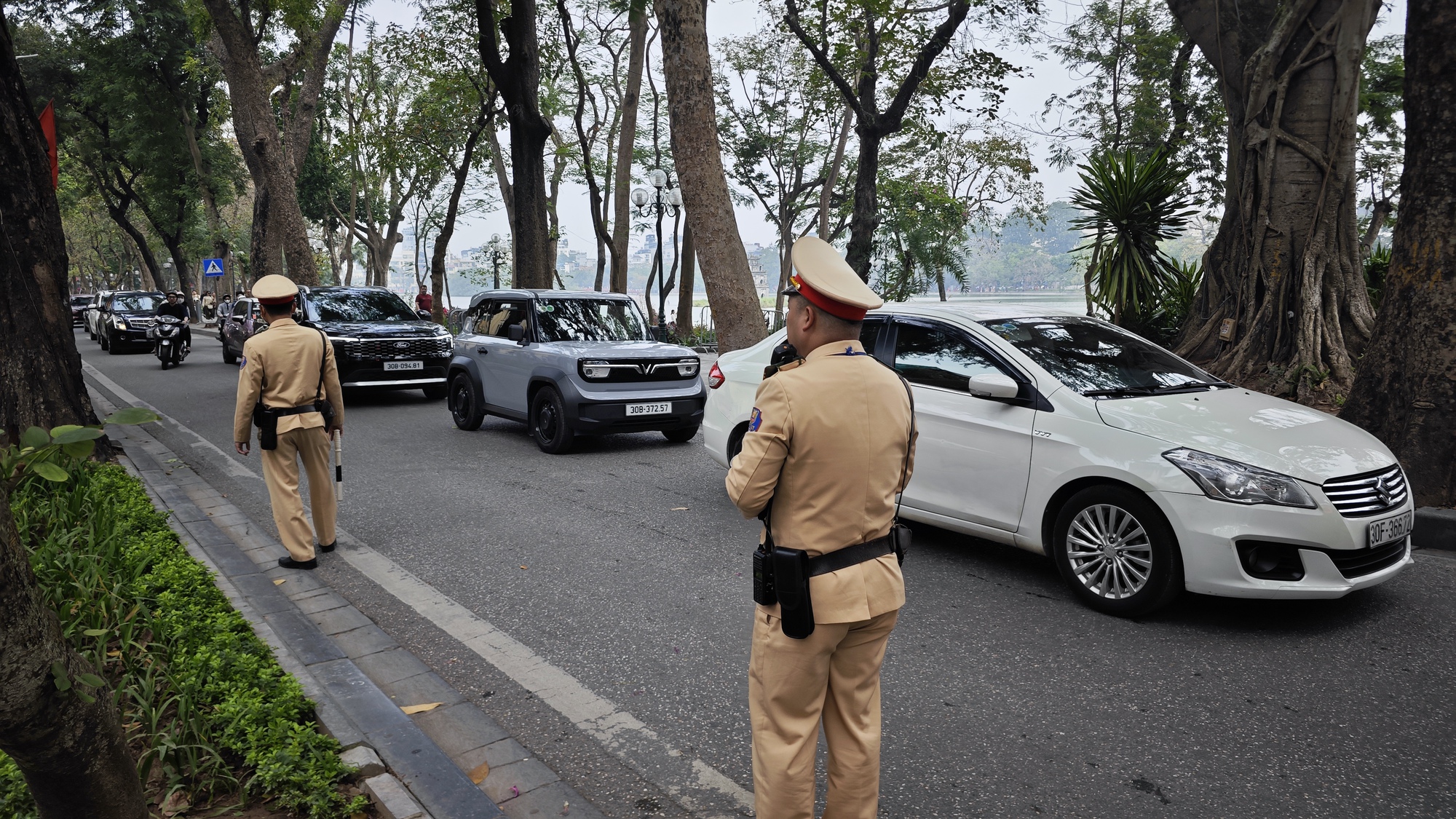 Ch&ugrave;m ảnh: CSGT tại H&agrave; Nội ra qu&acirc;n đo nồng độ cồn từ 10h s&aacute;ng M&ugrave;ng 1 Tết- Ảnh 8.