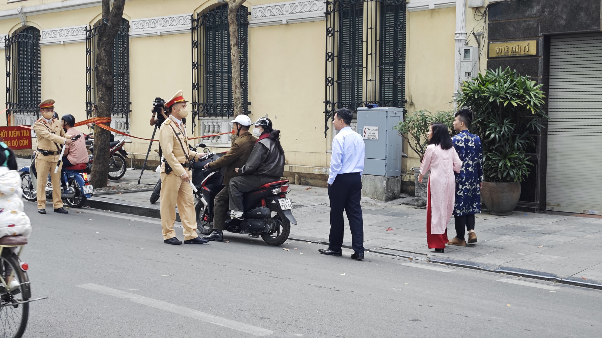 Ch&ugrave;m ảnh: CSGT tại H&agrave; Nội ra qu&acirc;n đo nồng độ cồn từ 10h s&aacute;ng M&ugrave;ng 1 Tết- Ảnh 7.