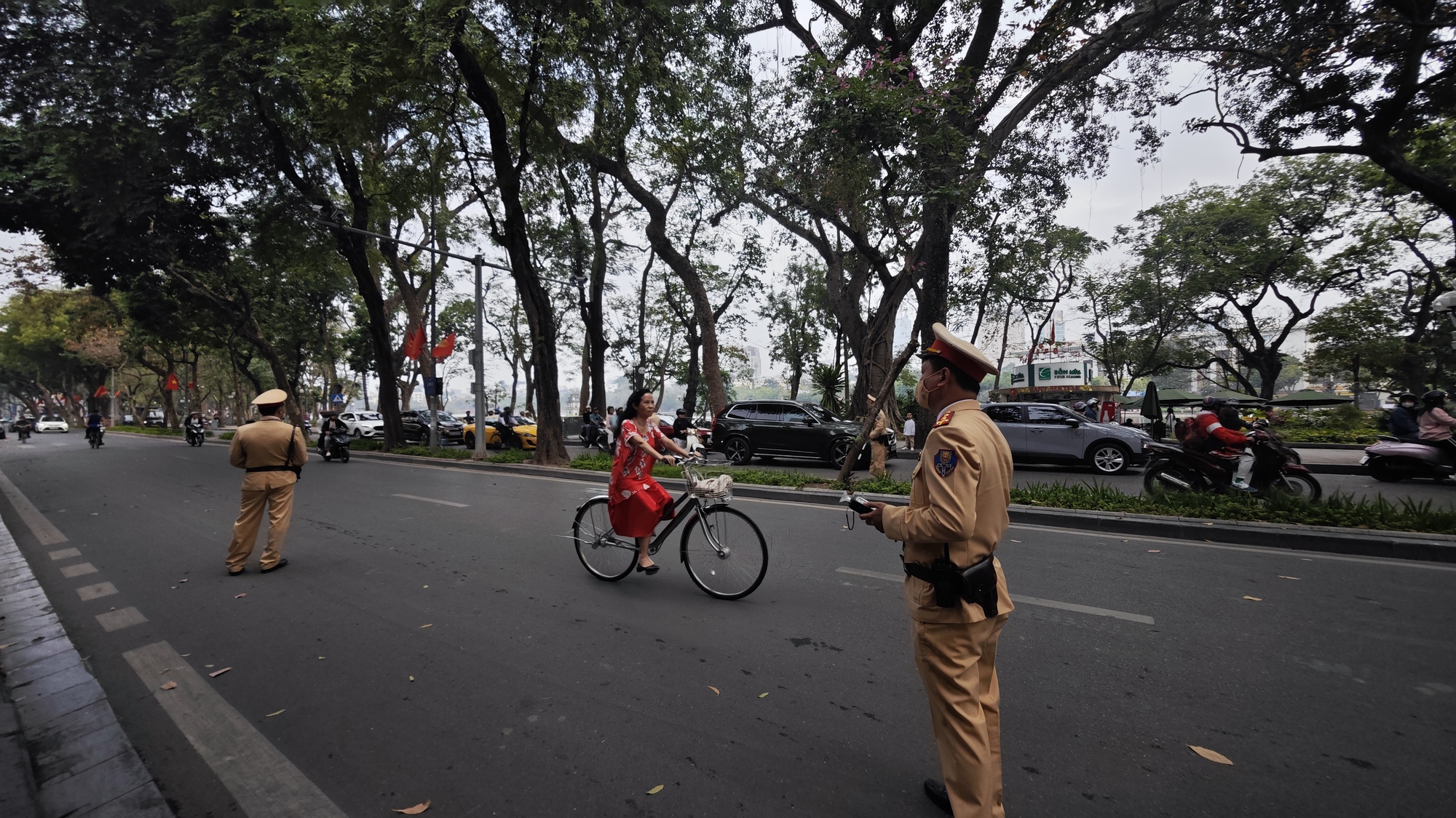 Ch&ugrave;m ảnh: CSGT tại H&agrave; Nội ra qu&acirc;n đo nồng độ cồn từ 10h s&aacute;ng M&ugrave;ng 1 Tết- Ảnh 6.