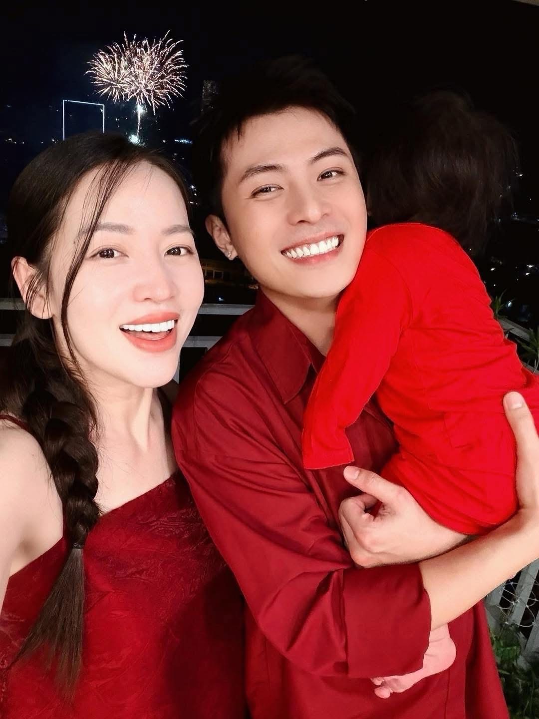 "Vũ trụ cẩu lương" ngày mùng 1 Tết: Vợ chồng Trấn Thành, Đỗ Hà tình tứ, 1 đôi công khai tình cảm?- Ảnh 8. "Vũ trụ cẩu lương" ngày mùng 1 Tết: Vợ chồng Trấn Thành, Đỗ Hà tình tứ, 1 đôi công khai tình cảm?- Ảnh 8.