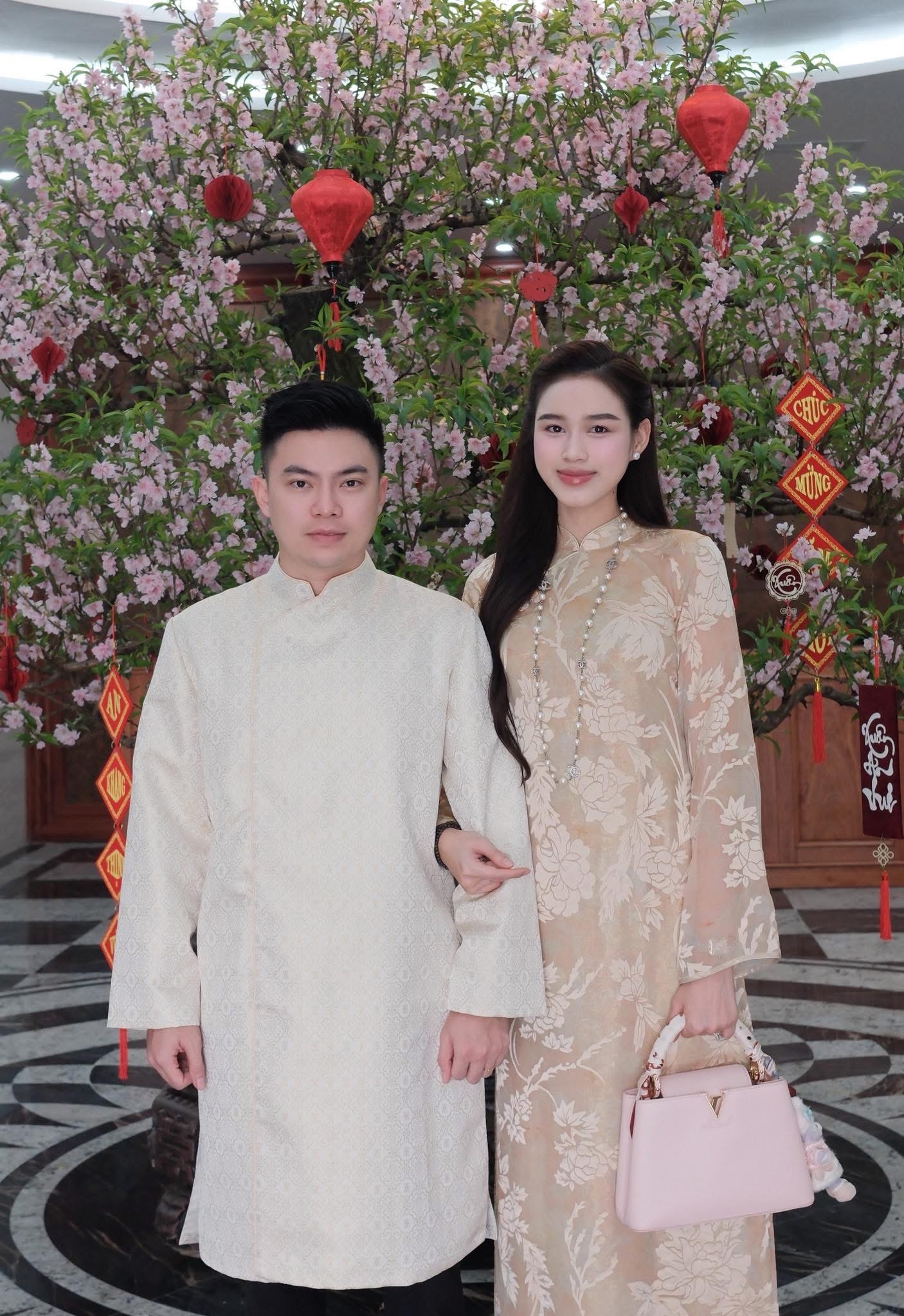 "Vũ trụ cẩu lương" ngày mùng 1 Tết: Vợ chồng Trấn Thành, Đỗ Hà tình tứ, 1 đôi công khai tình cảm?- Ảnh 4. "Vũ trụ cẩu lương" ngày mùng 1 Tết: Vợ chồng Trấn Thành, Đỗ Hà tình tứ, 1 đôi công khai tình cảm?- Ảnh 4.