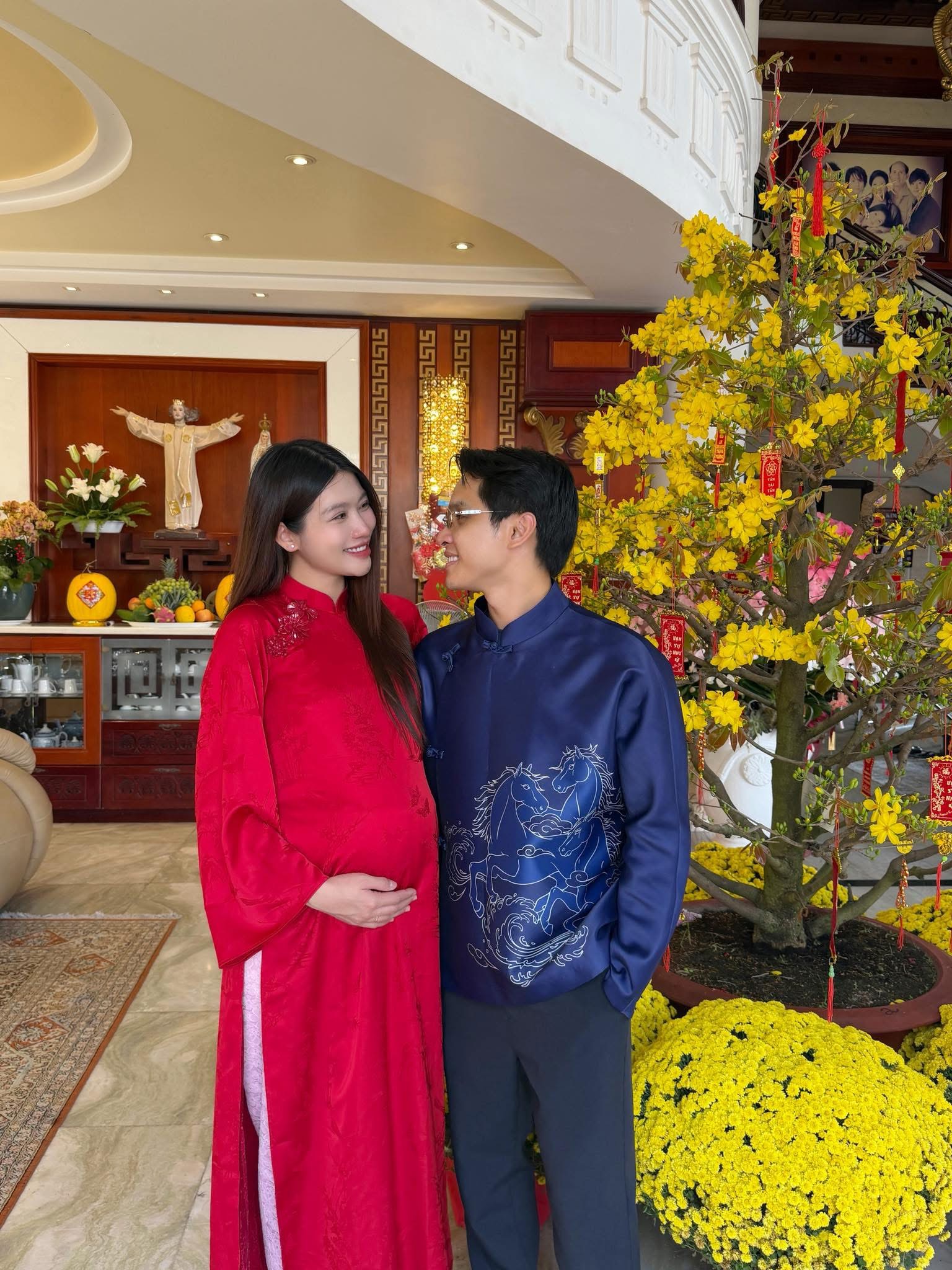 "Vũ trụ cẩu lương" ngày mùng 1 Tết: Vợ chồng Trấn Thành, Đỗ Hà tình tứ, 1 đôi công khai tình cảm?- Ảnh 13. "Vũ trụ cẩu lương" ngày mùng 1 Tết: Vợ chồng Trấn Thành, Đỗ Hà tình tứ, 1 đôi công khai tình cảm?- Ảnh 13.