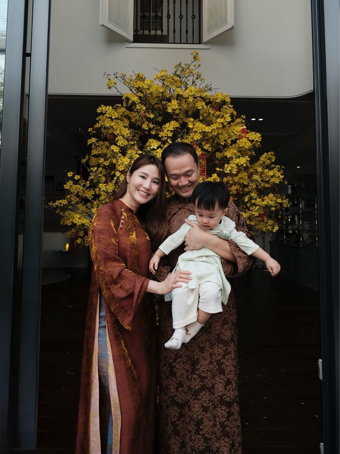 "Vũ trụ cẩu lương" ngày mùng 1 Tết: Vợ chồng Trấn Thành, Đỗ Hà tình tứ, 1 đôi công khai tình cảm?- Ảnh 10. "Vũ trụ cẩu lương" ngày mùng 1 Tết: Vợ chồng Trấn Thành, Đỗ Hà tình tứ, 1 đôi công khai tình cảm?- Ảnh 10.