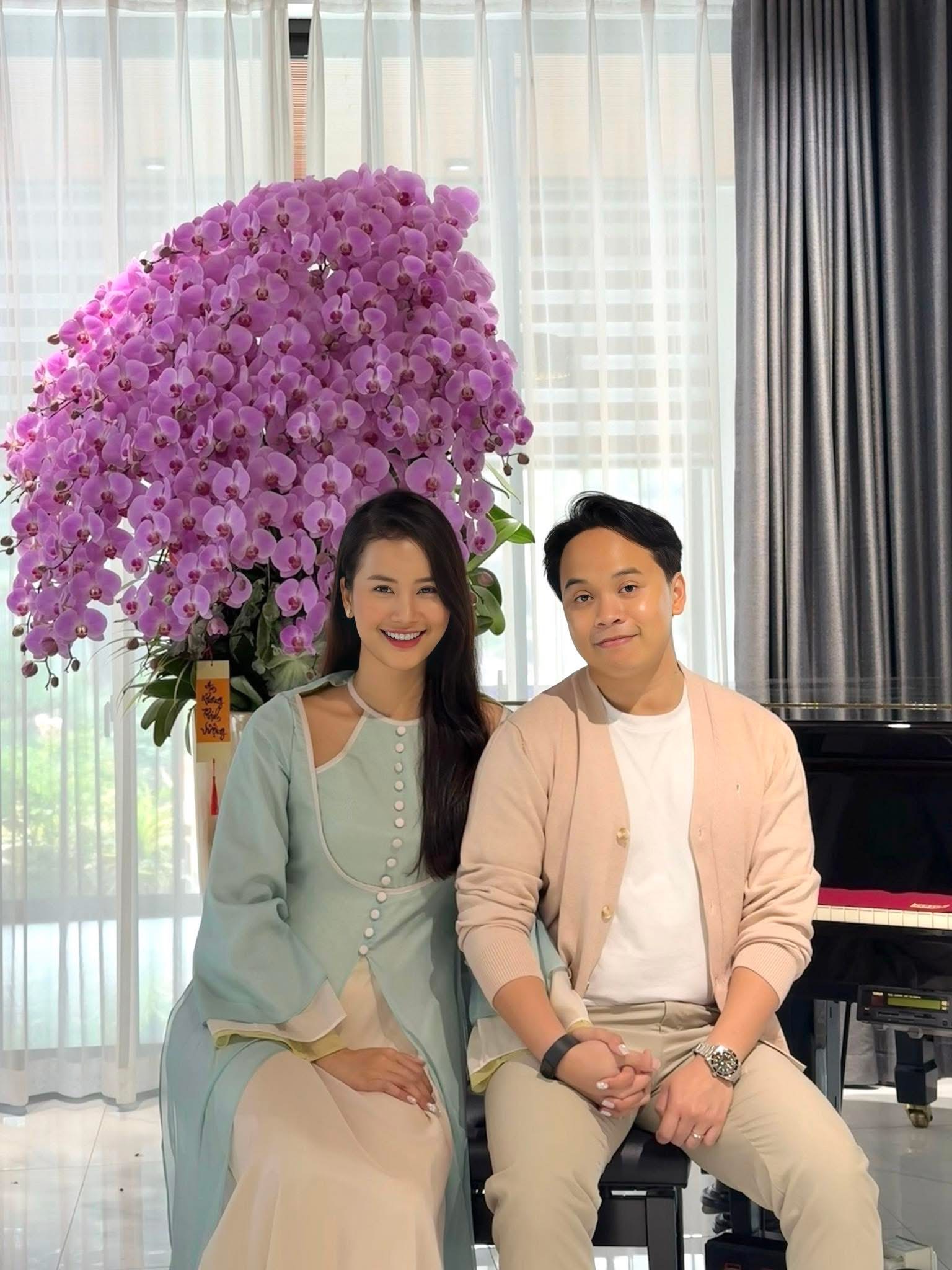 "Vũ trụ cẩu lương" ngày mùng 1 Tết: Vợ chồng Trấn Thành, Đỗ Hà tình tứ, 1 đôi công khai tình cảm?- Ảnh 11. "Vũ trụ cẩu lương" ngày mùng 1 Tết: Vợ chồng Trấn Thành, Đỗ Hà tình tứ, 1 đôi công khai tình cảm?- Ảnh 11.