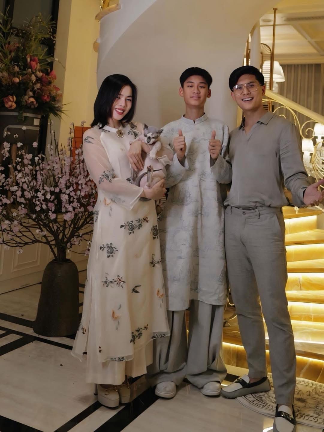 "Vũ trụ cẩu lương" ngày mùng 1 Tết: Vợ chồng Trấn Thành, Đỗ Hà tình tứ, 1 đôi công khai tình cảm?- Ảnh 17. "Vũ trụ cẩu lương" ngày mùng 1 Tết: Vợ chồng Trấn Thành, Đỗ Hà tình tứ, 1 đôi công khai tình cảm?- Ảnh 17.