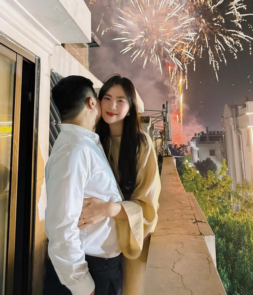 "Vũ trụ cẩu lương" ngày mùng 1 Tết: Vợ chồng Trấn Thành, Đỗ Hà tình tứ, 1 đôi công khai tình cảm?- Ảnh 19. "Vũ trụ cẩu lương" ngày mùng 1 Tết: Vợ chồng Trấn Thành, Đỗ Hà tình tứ, 1 đôi công khai tình cảm?- Ảnh 19.