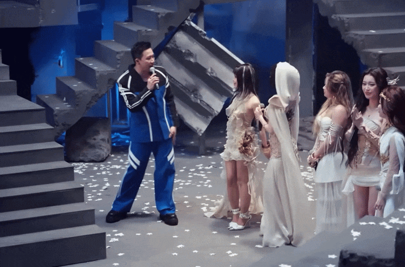 Mỹ nh&acirc;n l&agrave; 