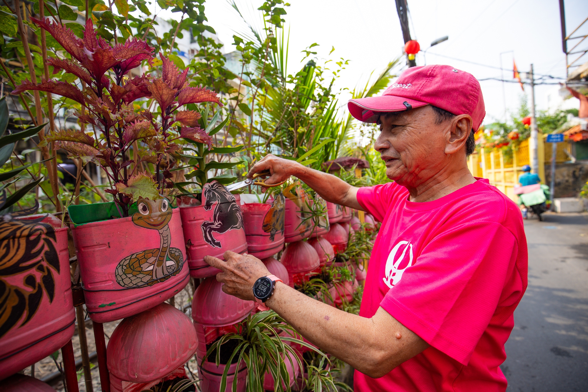 Người đ&agrave;n &ocirc;ng một m&igrave;nh đ&oacute;n giao thừa trong căn nh&agrave; to&agrave;n m&agrave;u hồng ở TP.HCM: "Ngồi pha ly c&agrave; ph&ecirc; nh&igrave;n người ta đi lại, vậy l&agrave; Tết rồi&rdquo;- Ảnh 10.