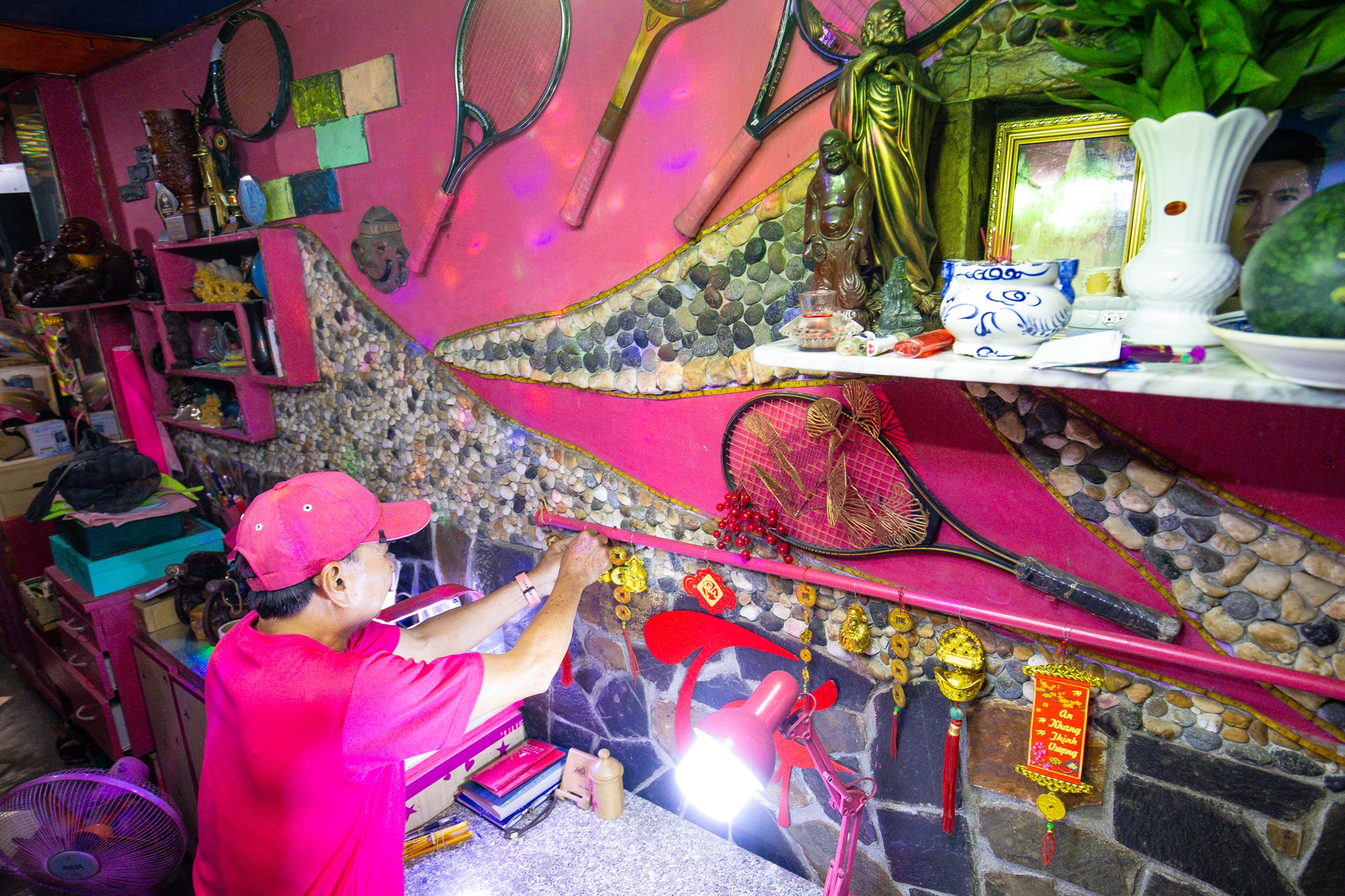 Người đ&agrave;n &ocirc;ng một m&igrave;nh đ&oacute;n giao thừa trong căn nh&agrave; to&agrave;n m&agrave;u hồng ở TP.HCM: "Ngồi pha ly c&agrave; ph&ecirc; nh&igrave;n người ta đi lại, vậy l&agrave; Tết rồi&rdquo;- Ảnh 3.