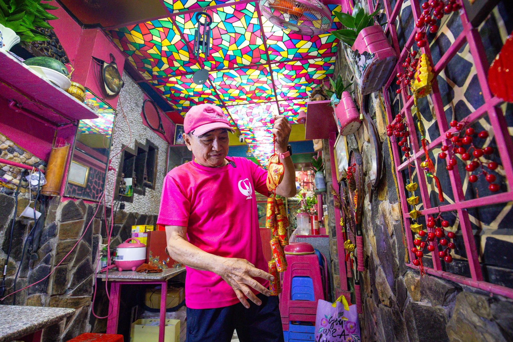 Người đ&agrave;n &ocirc;ng một m&igrave;nh đ&oacute;n giao thừa trong căn nh&agrave; to&agrave;n m&agrave;u hồng ở TP.HCM: "Ngồi pha ly c&agrave; ph&ecirc; nh&igrave;n người ta đi lại, vậy l&agrave; Tết rồi&rdquo;- Ảnh 1.