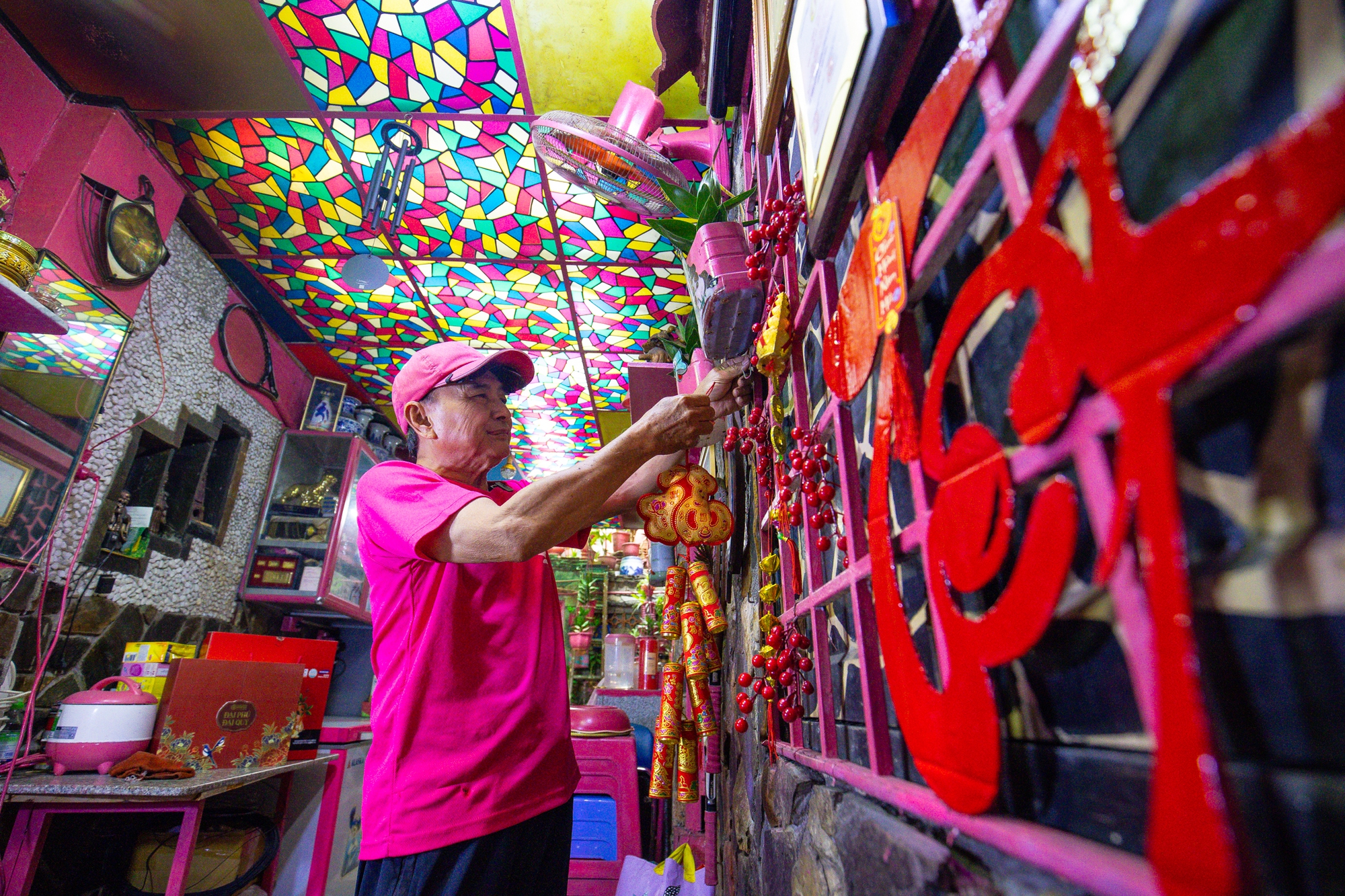 Người đ&agrave;n &ocirc;ng một m&igrave;nh đ&oacute;n giao thừa trong căn nh&agrave; to&agrave;n m&agrave;u hồng ở TP.HCM: "Ngồi pha ly c&agrave; ph&ecirc; nh&igrave;n người ta đi lại, vậy l&agrave; Tết rồi&rdquo;- Ảnh 4.