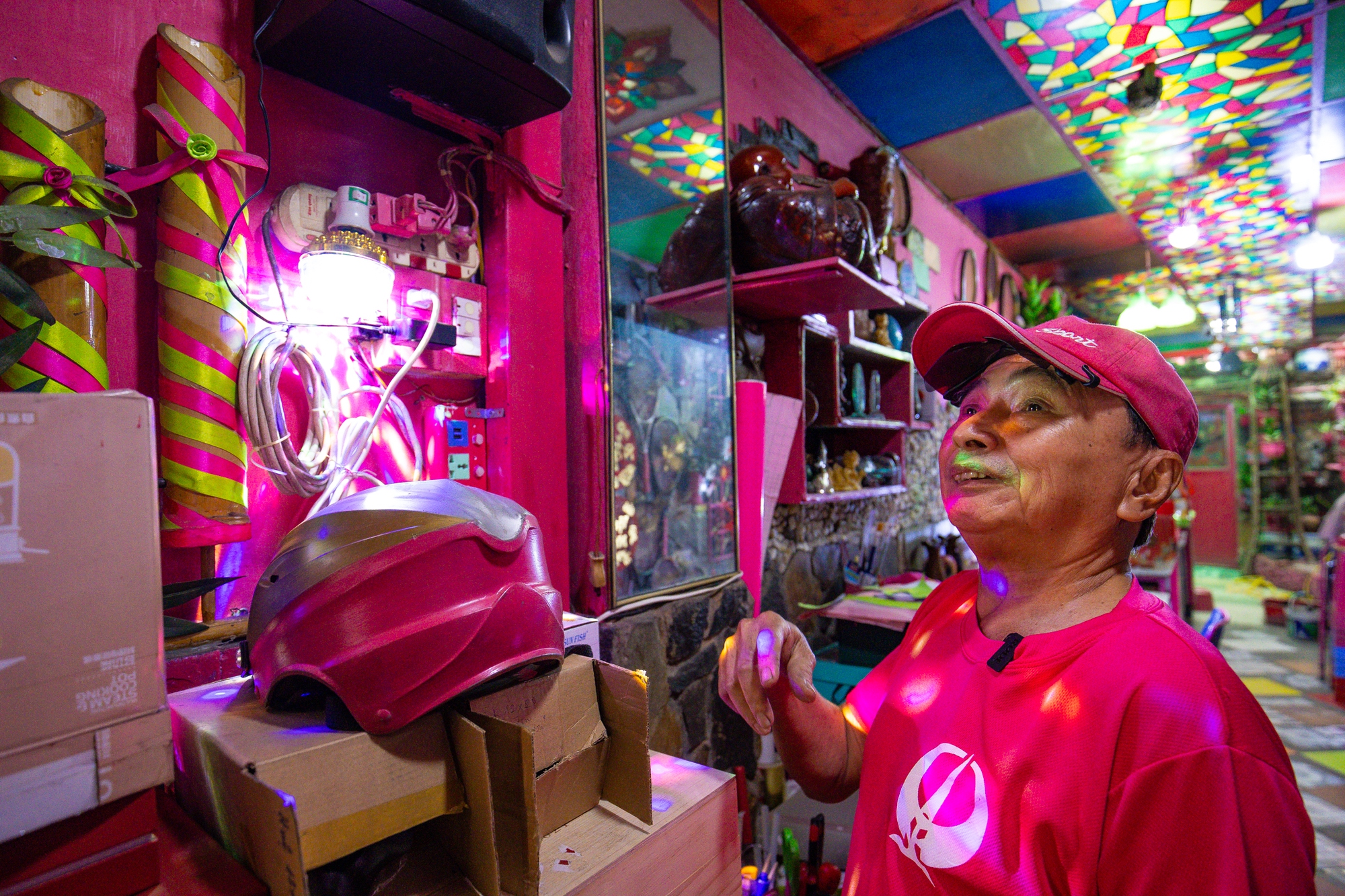 Người đ&agrave;n &ocirc;ng một m&igrave;nh đ&oacute;n giao thừa trong căn nh&agrave; to&agrave;n m&agrave;u hồng ở TP.HCM: "Ngồi pha ly c&agrave; ph&ecirc; nh&igrave;n người ta đi lại, vậy l&agrave; Tết rồi&rdquo;- Ảnh 2.