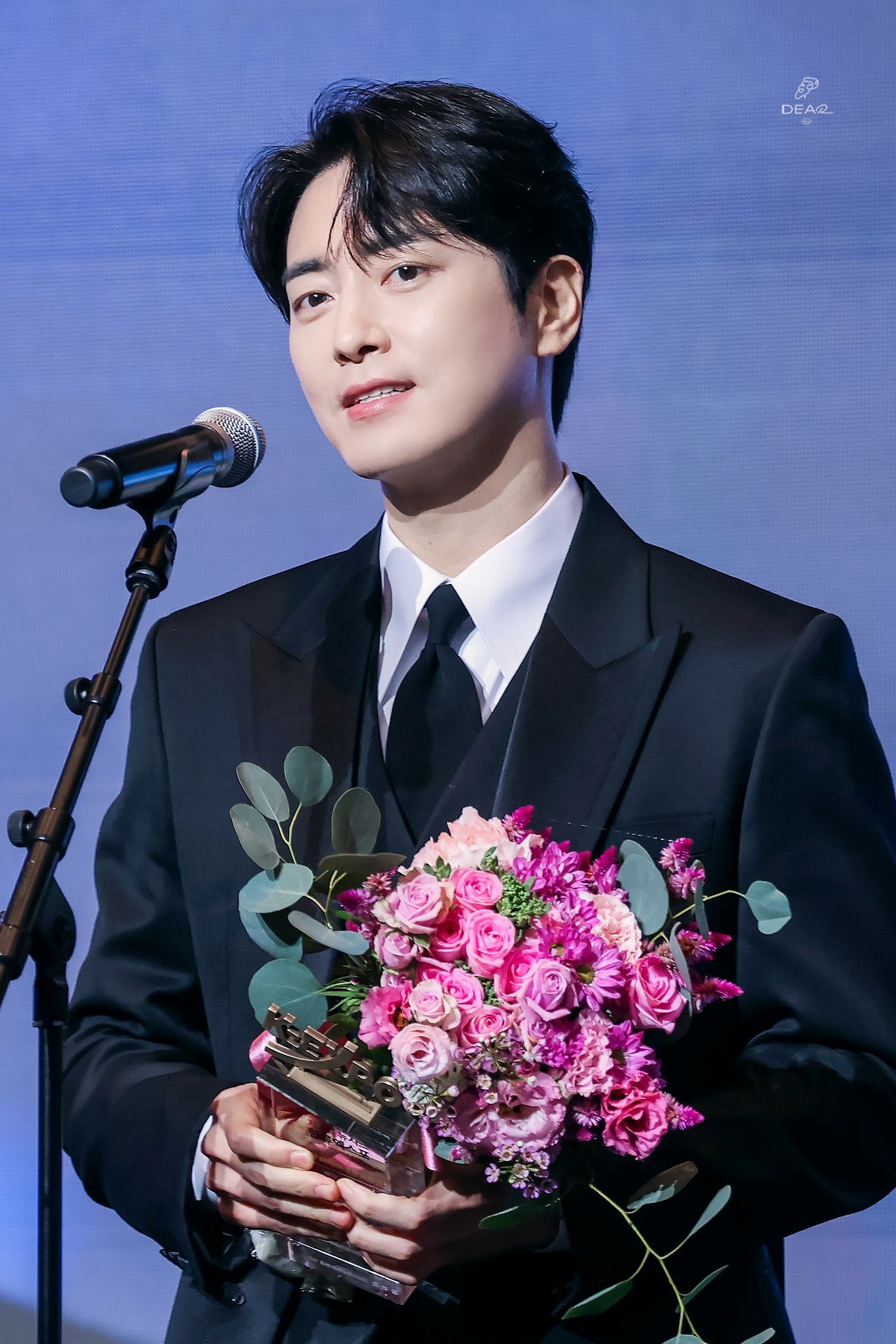 Mỹ nam đóng cùng lúc 2 phim Hàn đang cực hot: Hậu duệ hoàng tộc “hàng real”, cao quý từ phim đến đời- Ảnh 3. Mỹ nam đóng cùng lúc 2 phim Hàn đang cực hot: Hậu duệ hoàng tộc “hàng real”, cao quý từ phim đến đời- Ảnh 3.