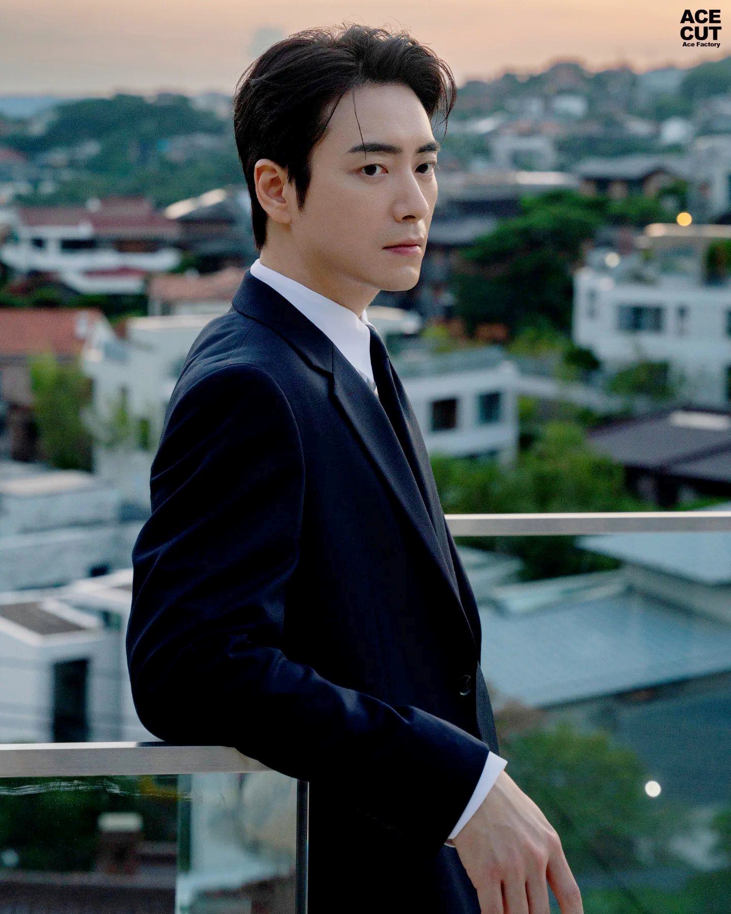 Mỹ nam đóng cùng lúc 2 phim Hàn đang cực hot: Hậu duệ hoàng tộc “hàng real”, cao quý từ phim đến đời- Ảnh 5. Mỹ nam đóng cùng lúc 2 phim Hàn đang cực hot: Hậu duệ hoàng tộc “hàng real”, cao quý từ phim đến đời- Ảnh 5.