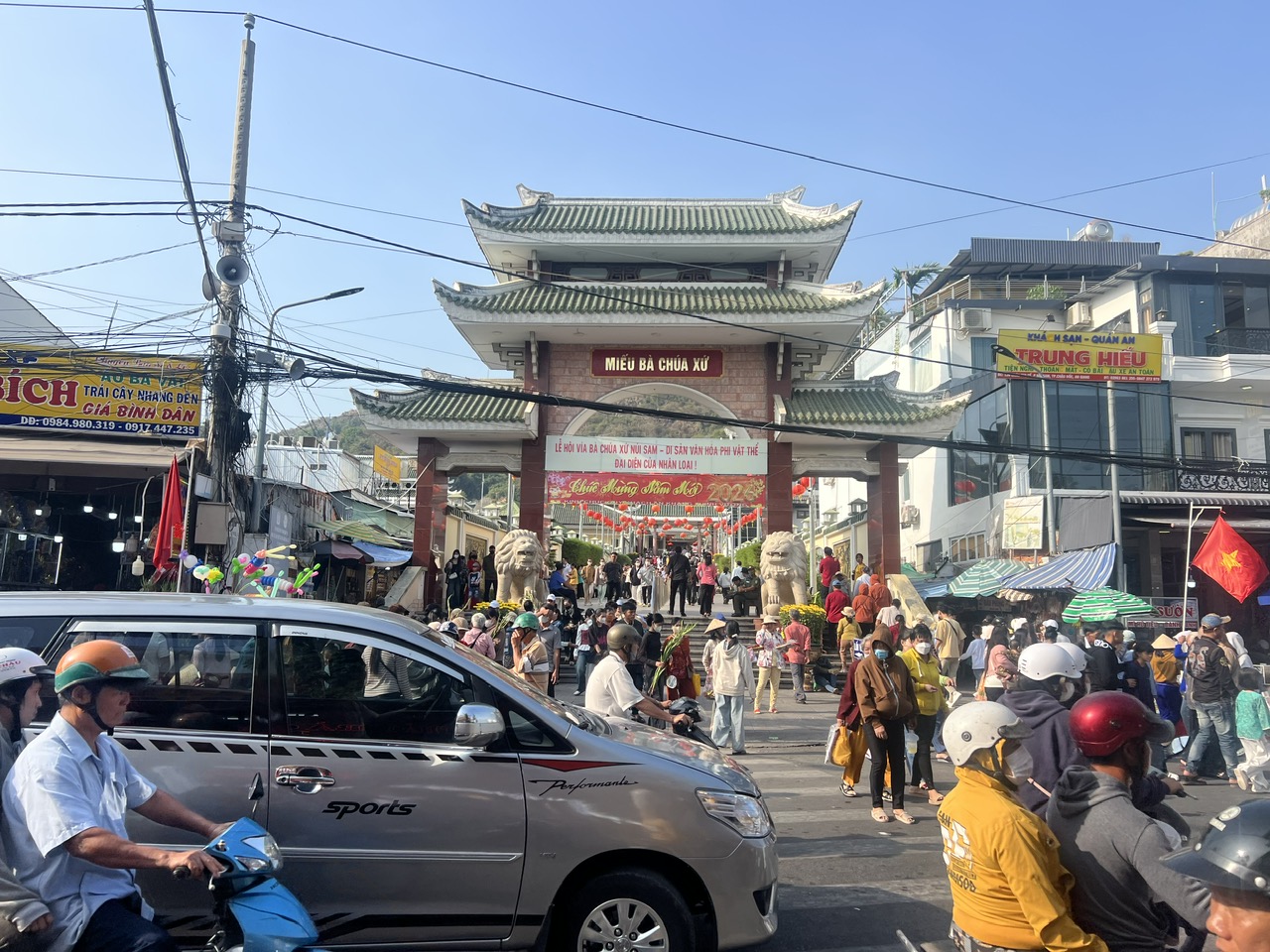 Mùng 1 Tết, “biển người” đổ về Miếu Bà Chúa Xứ núi Sam- Ảnh 2. Mùng 1 Tết, “biển người” đổ về Miếu Bà Chúa Xứ núi Sam- Ảnh 2.