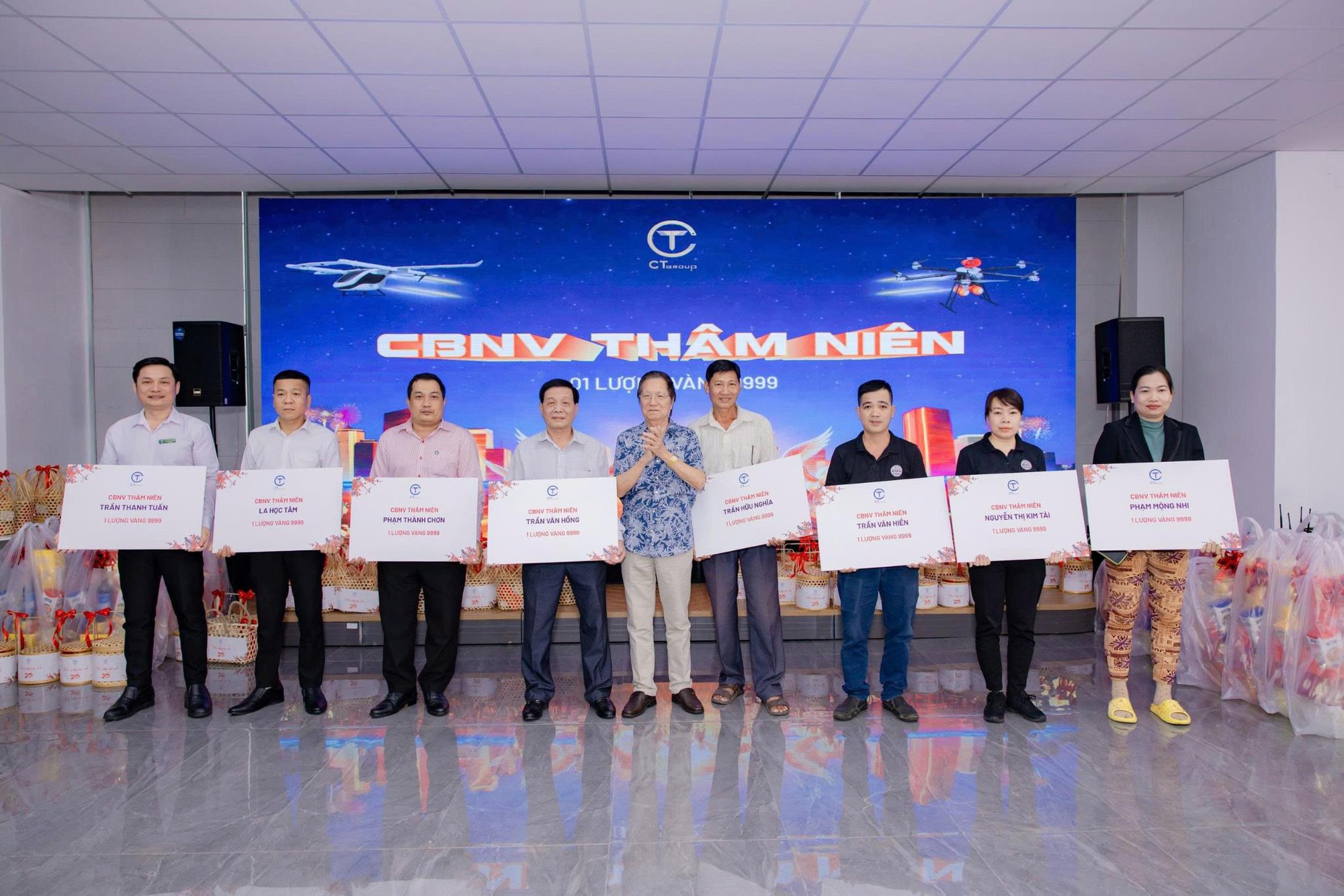 Nhiều tạp vụ, bảo vệ bật khóc khi nhận thưởng Tết là một lượng vàng 9999- Ảnh 1.