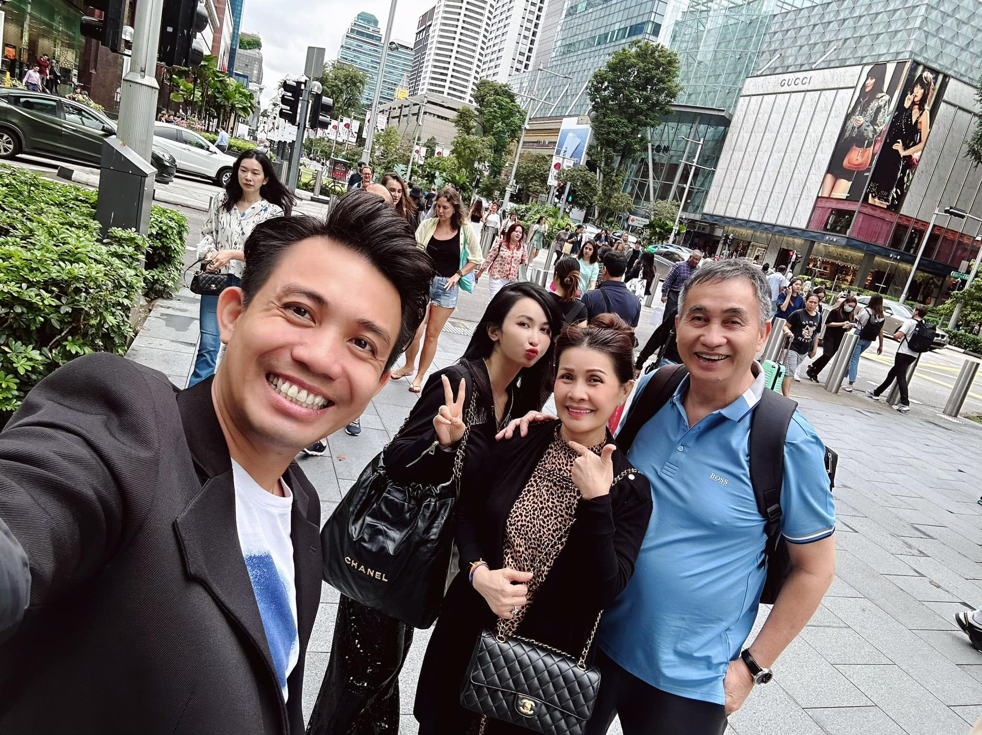 Minh Nhựa khai xuân đăng ảnh đại gia đình, 1 chi tiết về vợ chồng ông trùm Nhựa Long Thành gây chú ý- Ảnh 5.