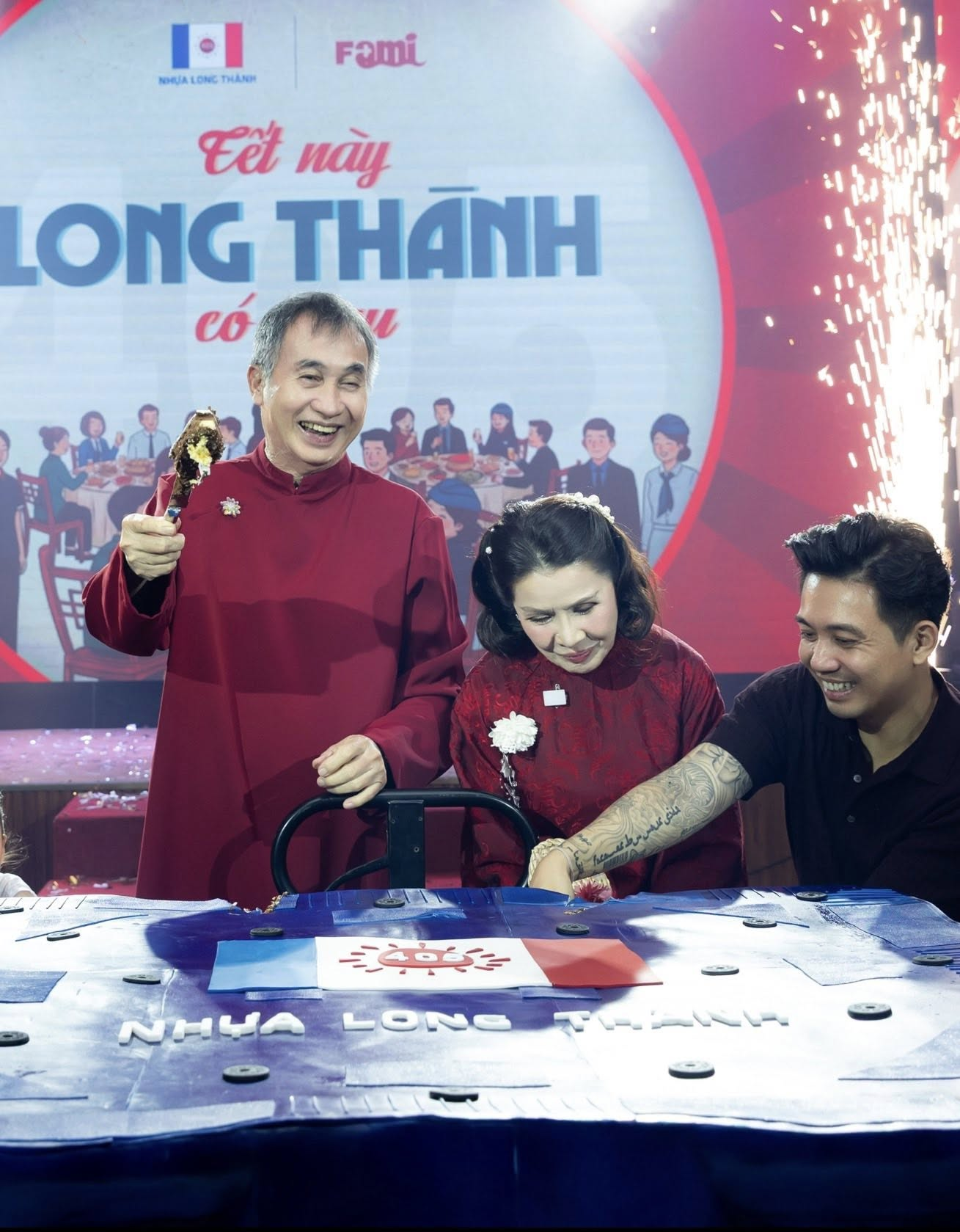 Minh Nhựa khai xuân đăng ảnh đại gia đình, 1 chi tiết về vợ chồng ông trùm Nhựa Long Thành gây chú ý- Ảnh 4.