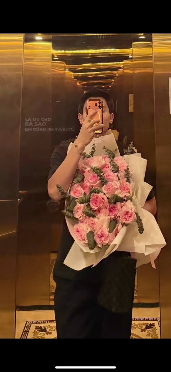 Rầm rộ ảnh Đ&igrave;nh Bắc &ocirc;m đo&aacute; hoa hồng l&atilde;ng mạn ng&agrave;y Valentine, chuyện hẹn h&ograve; c&oacute; diễn biến mới?- Ảnh 1.