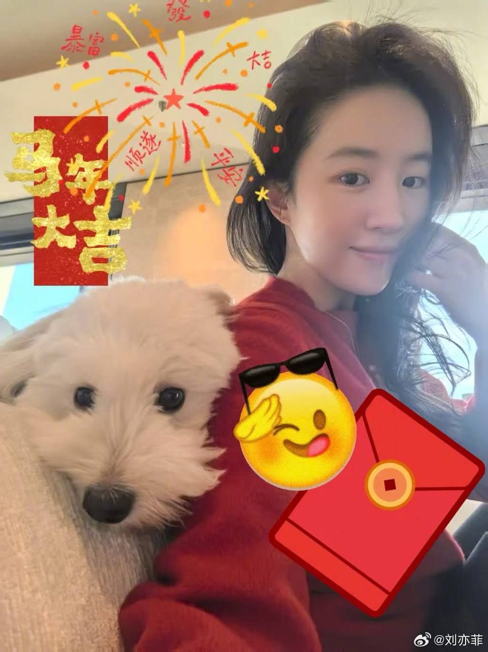 Sao Cbiz "nhuộm đỏ" m&ugrave;ng 1: Mẹ con Angelababy nghi ăn Tết với Huỳnh Hiểu Minh, 1 mỹ nam chi 980 triệu l&igrave; x&igrave; fan- Ảnh 1.