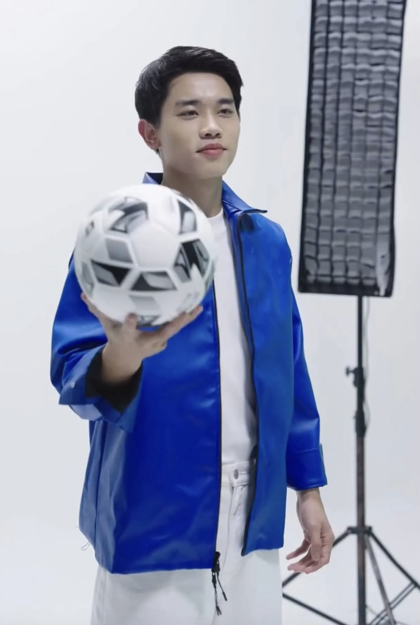 Rầm rộ ảnh Đ&igrave;nh Bắc &ocirc;m đo&aacute; hoa hồng l&atilde;ng mạn ng&agrave;y Valentine, chuyện hẹn h&ograve; c&oacute; diễn biến mới?- Ảnh 2.