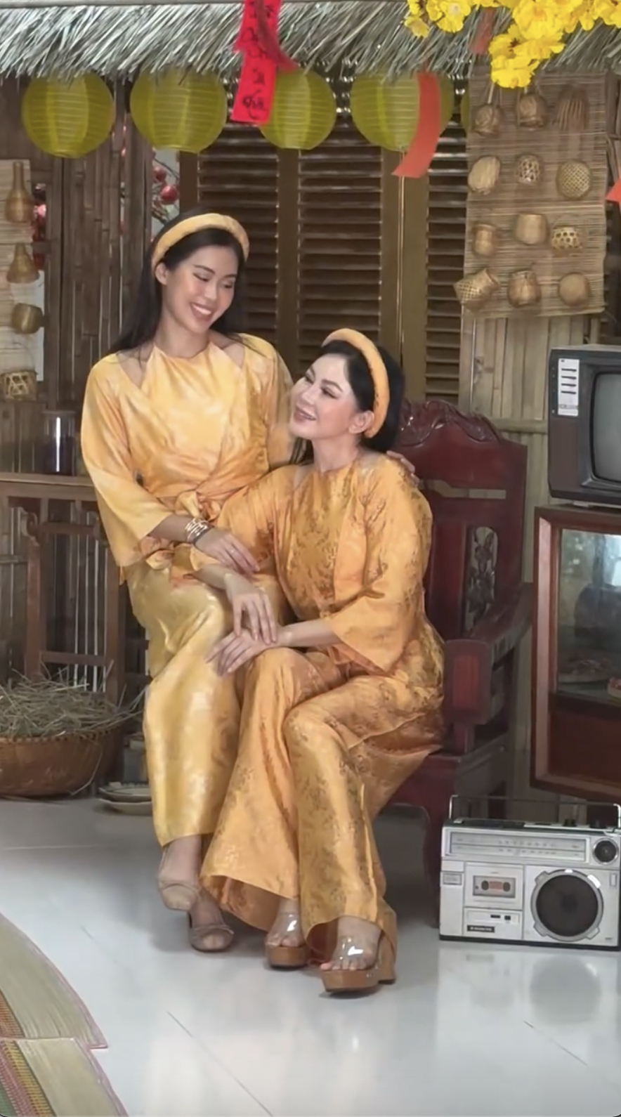 "Thập cẩm" như Tết nh&agrave; tỷ ph&uacute; Johnathan Hạnh Nguyễn: Mặc &aacute;o b&agrave; ba, g&oacute;i b&aacute;nh t&eacute;t rồi... đ&aacute;nh pickleball!- Ảnh 1.