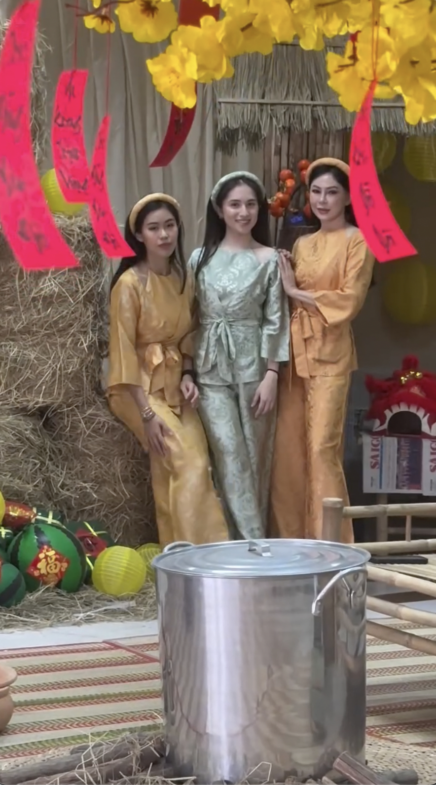 "Thập cẩm" như Tết nh&agrave; tỷ ph&uacute; Johnathan Hạnh Nguyễn: Mặc &aacute;o b&agrave; ba, g&oacute;i b&aacute;nh t&eacute;t rồi... đ&aacute;nh pickleball!- Ảnh 2.