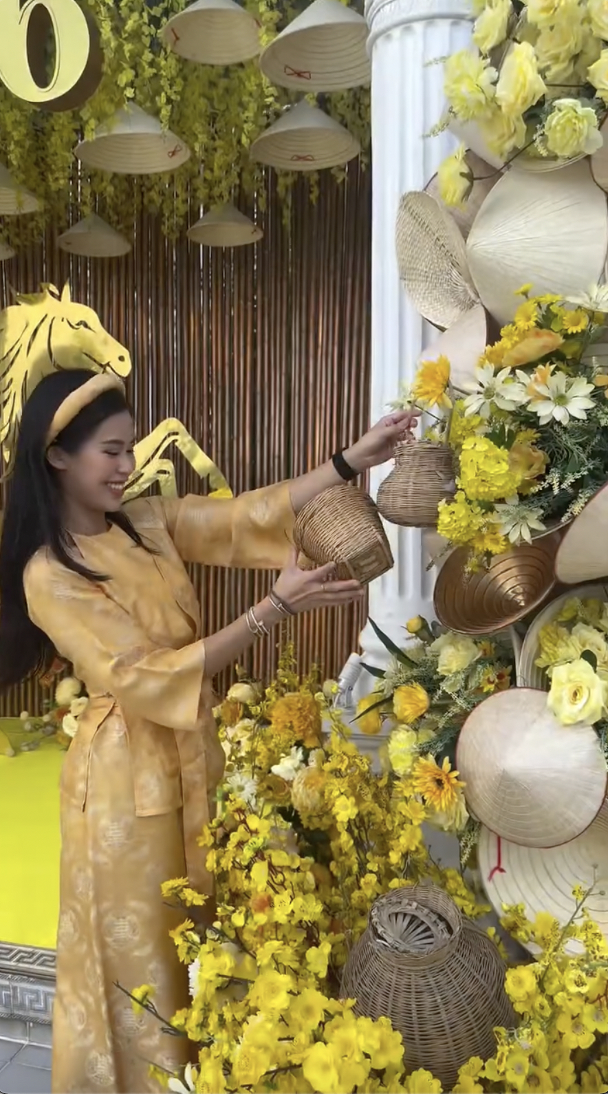 "Thập cẩm" như Tết nh&agrave; tỷ ph&uacute; Johnathan Hạnh Nguyễn: Mặc &aacute;o b&agrave; ba, g&oacute;i b&aacute;nh t&eacute;t rồi... đ&aacute;nh pickleball!- Ảnh 5.