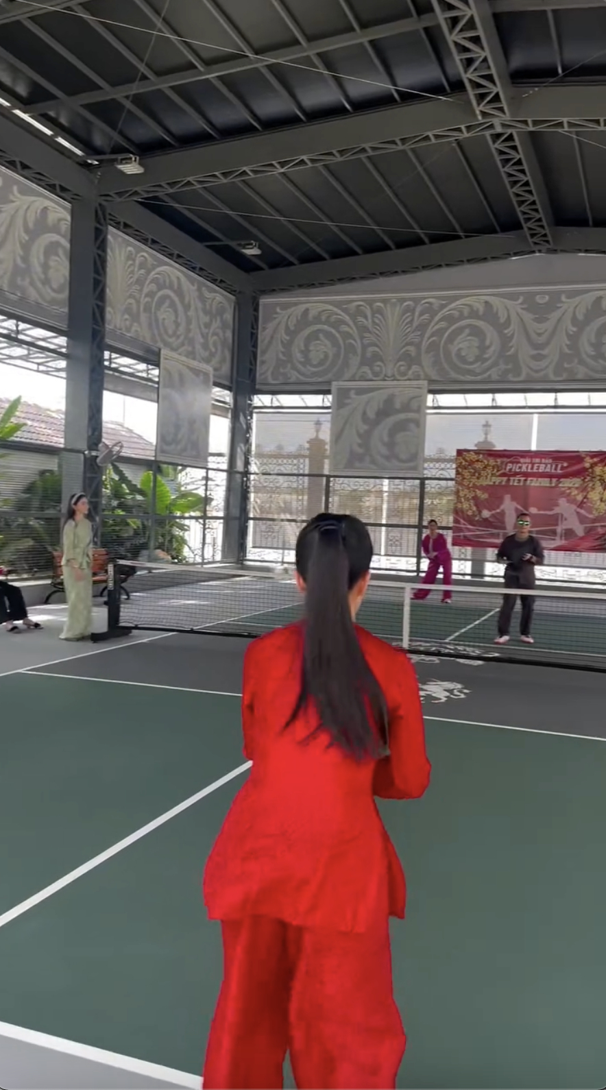 "Thập cẩm" như Tết nh&agrave; tỷ ph&uacute; Johnathan Hạnh Nguyễn: Mặc &aacute;o b&agrave; ba, g&oacute;i b&aacute;nh t&eacute;t rồi... đ&aacute;nh pickleball!- Ảnh 6.