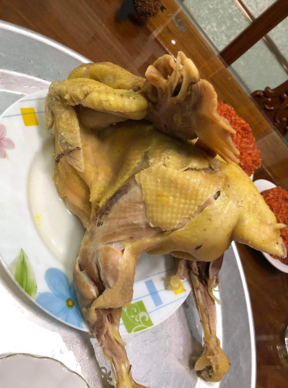 Chỉ vừa rời mắt 5 ph&uacute;t, g&agrave; c&uacute;ng Giao thừa đ&atilde; 