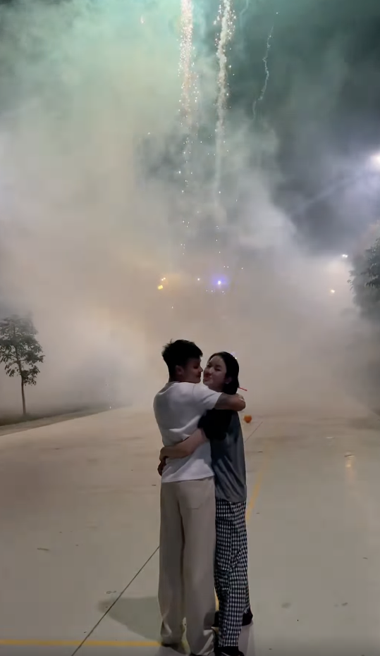 Quang Hải vừa ngắm ph&aacute;o hoa vừa h&ocirc;n Chu Thanh Huyền đầy ngọt ng&agrave;o ng&agrave;y năm mới- Ảnh 2.