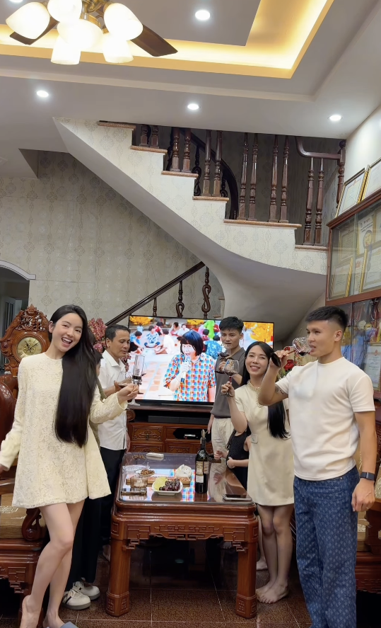 Quang Hải vừa ngắm ph&aacute;o hoa vừa h&ocirc;n Chu Thanh Huyền đầy ngọt ng&agrave;o ng&agrave;y năm mới- Ảnh 1.