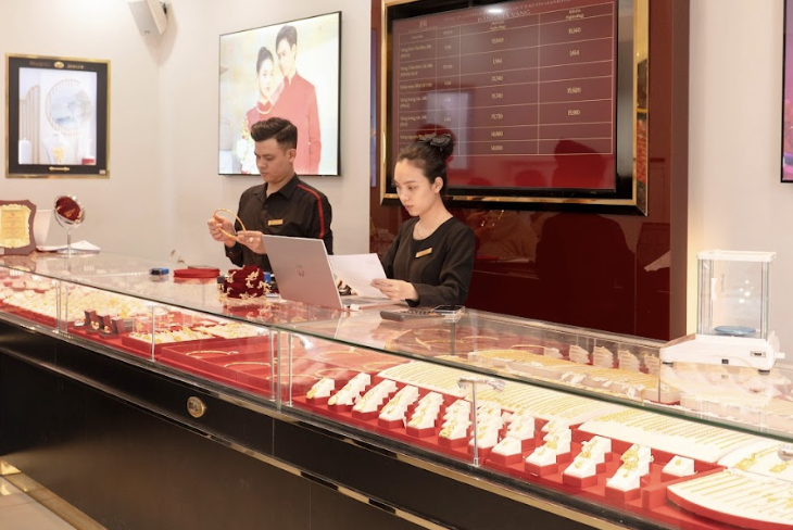 S&aacute;ng m&ugrave;ng 1 Tết, gi&aacute; v&agrave;ng miếng SJC v&agrave; v&agrave;ng nhẫn tiếp tục giảm s&acirc;u- Ảnh 1.