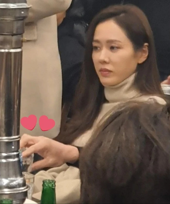 Hot nhất m&ugrave;ng 1 Tết: Hyun Bin h&oacute;a anh h&ugrave;ng cứu vợ giữa sự kiện- Ảnh 1.