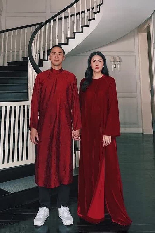 Đến hẹn lại l&ecirc;n: Tăng Thanh H&agrave; v&agrave; chồng doanh nh&acirc;n diện &aacute;o d&agrave;i, nắm chặt tay ng&agrave;y m&ugrave;ng 1 Tết!- Ảnh 5.