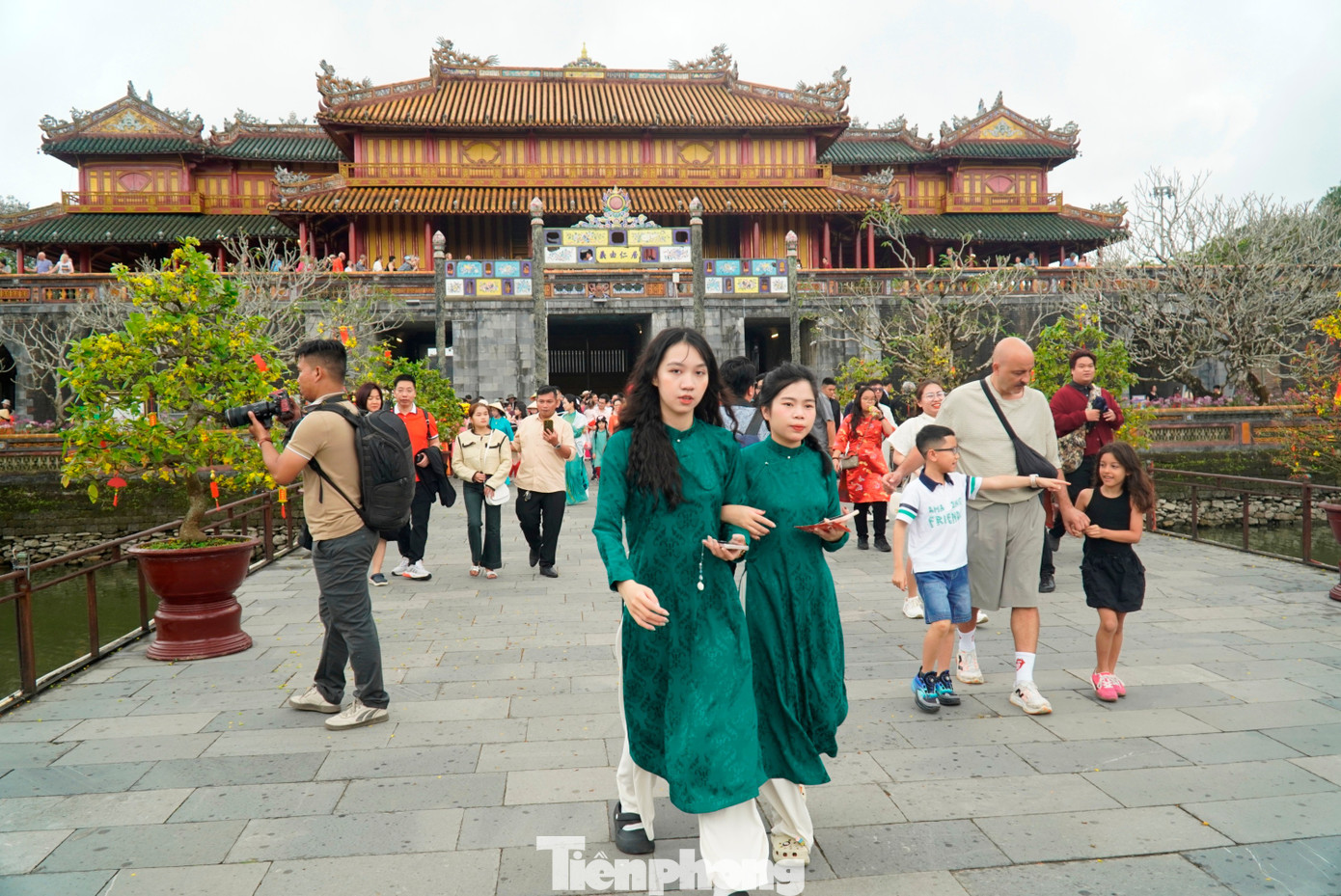 Du kh&aacute;ch &ugrave;n &ugrave;n &lsquo;x&ocirc;ng đất&rsquo; Đại nội Huế- Ảnh 2.