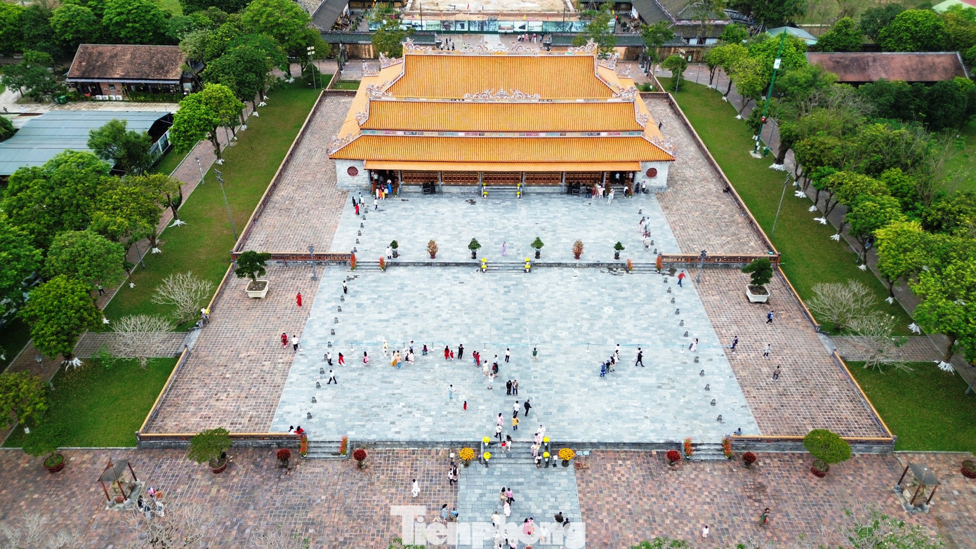 Du kh&aacute;ch &ugrave;n &ugrave;n &lsquo;x&ocirc;ng đất&rsquo; Đại nội Huế- Ảnh 3.