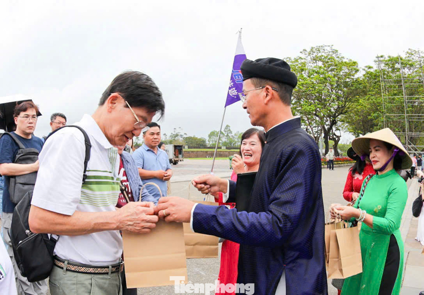 Du kh&aacute;ch &ugrave;n &ugrave;n &lsquo;x&ocirc;ng đất&rsquo; Đại nội Huế- Ảnh 9.