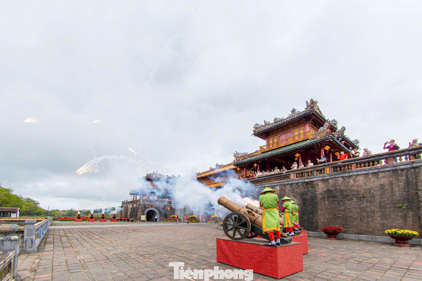 Du kh&aacute;ch &ugrave;n &ugrave;n &lsquo;x&ocirc;ng đất&rsquo; Đại nội Huế- Ảnh 8.