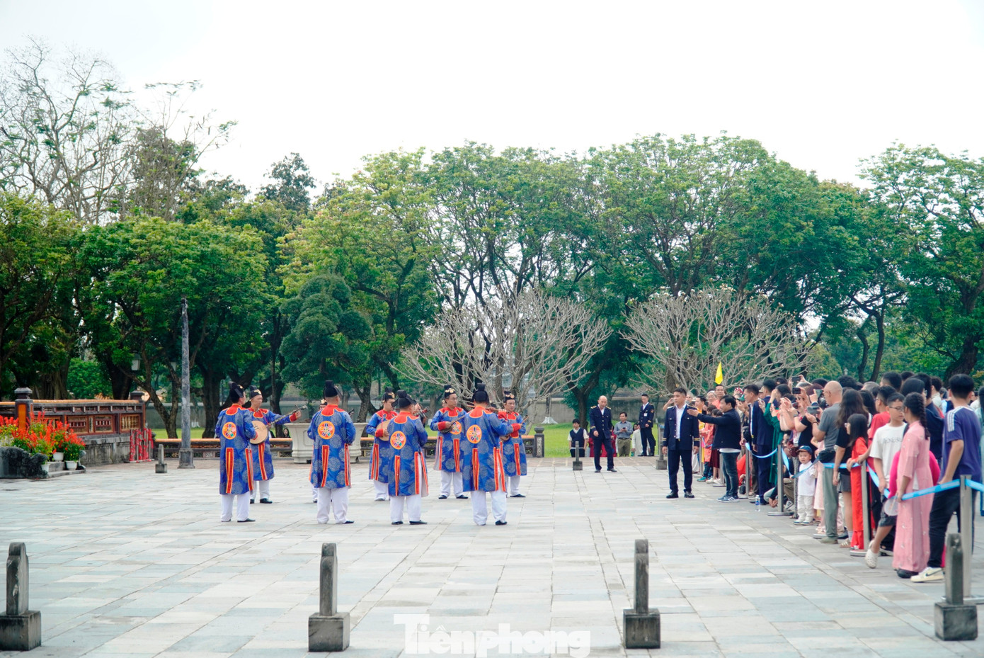 Du kh&aacute;ch &ugrave;n &ugrave;n &lsquo;x&ocirc;ng đất&rsquo; Đại nội Huế- Ảnh 10.