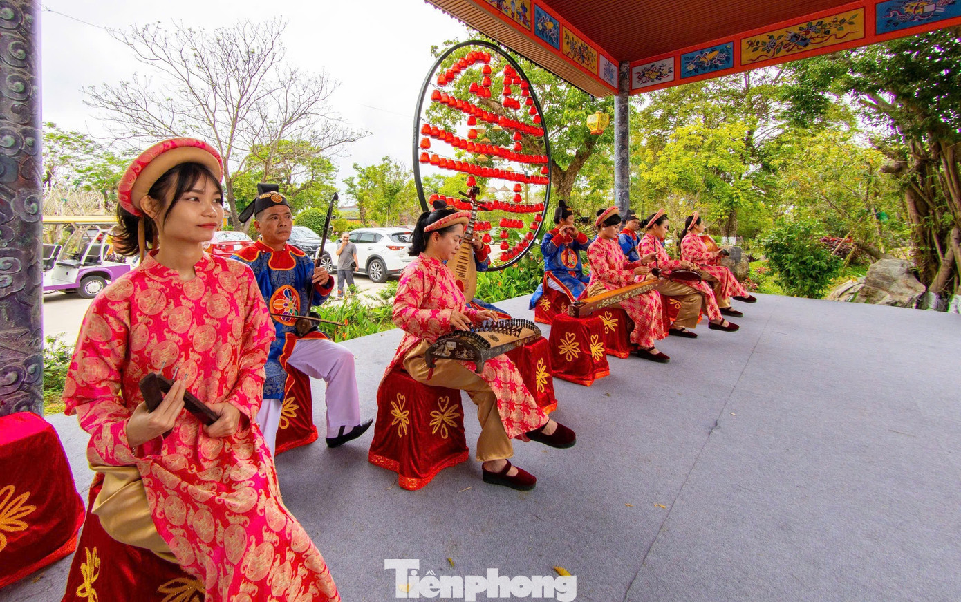 Du kh&aacute;ch &ugrave;n &ugrave;n &lsquo;x&ocirc;ng đất&rsquo; Đại nội Huế- Ảnh 11.