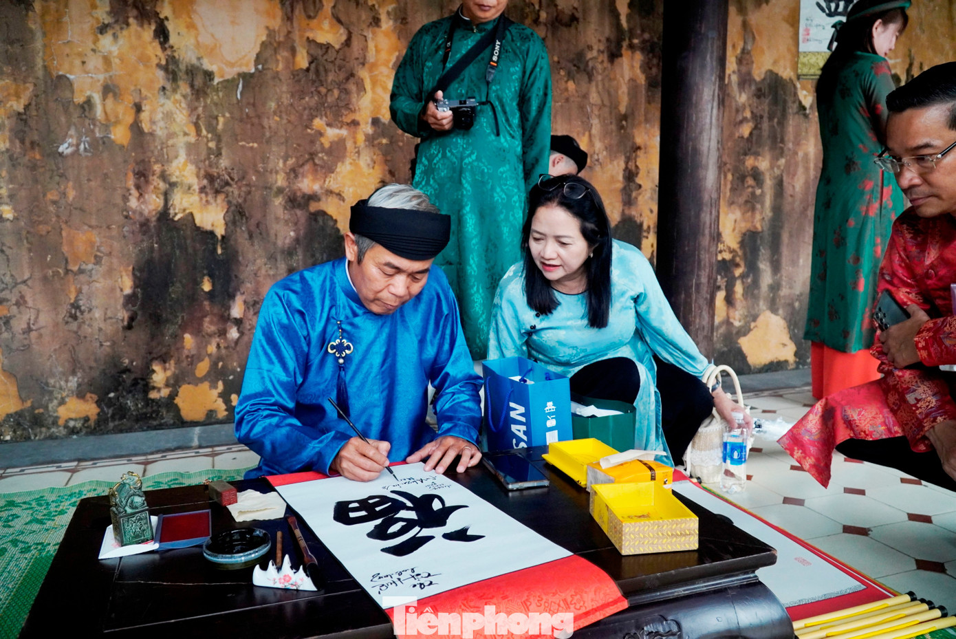 Du kh&aacute;ch &ugrave;n &ugrave;n &lsquo;x&ocirc;ng đất&rsquo; Đại nội Huế- Ảnh 12.