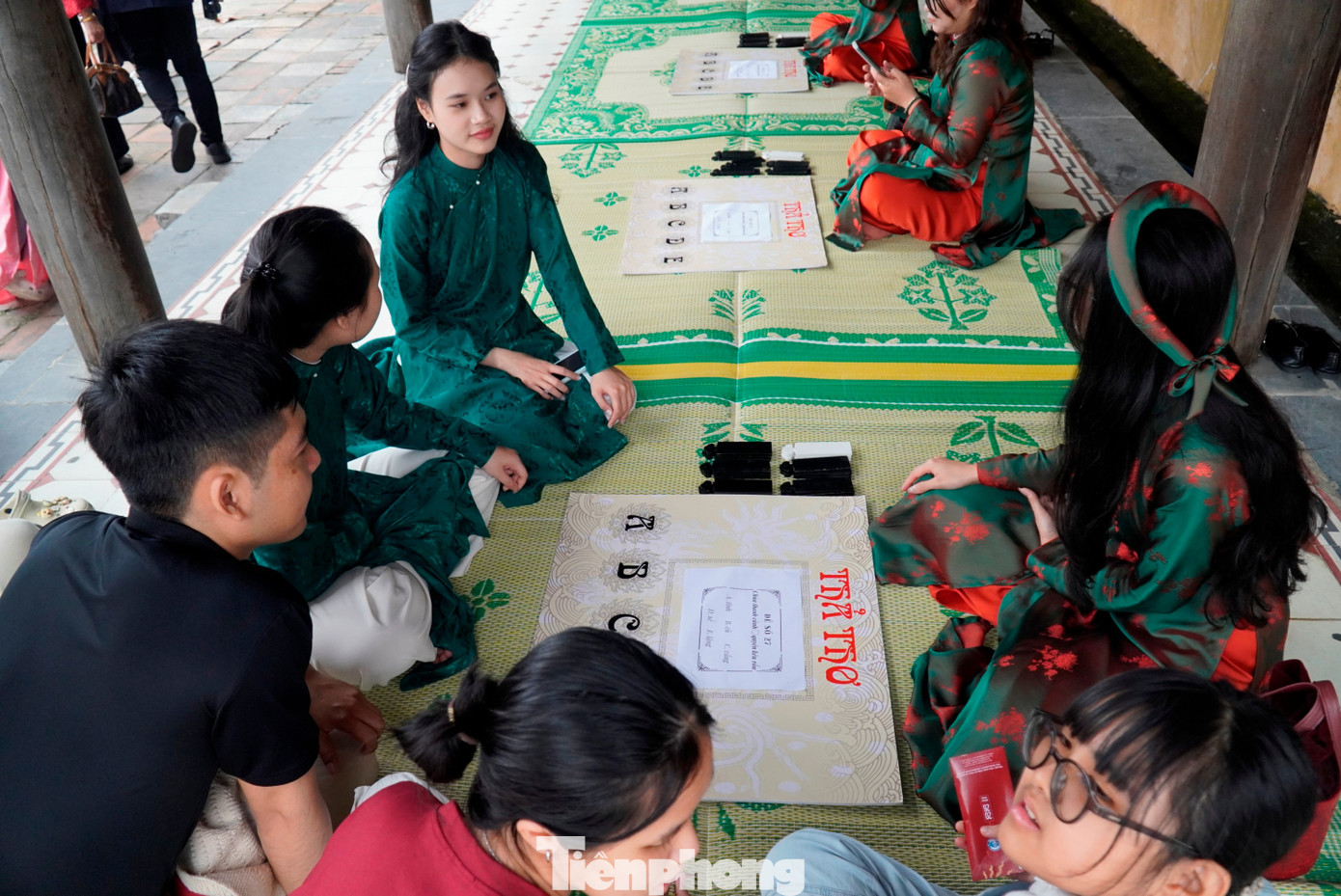 Du kh&aacute;ch &ugrave;n &ugrave;n &lsquo;x&ocirc;ng đất&rsquo; Đại nội Huế- Ảnh 13.