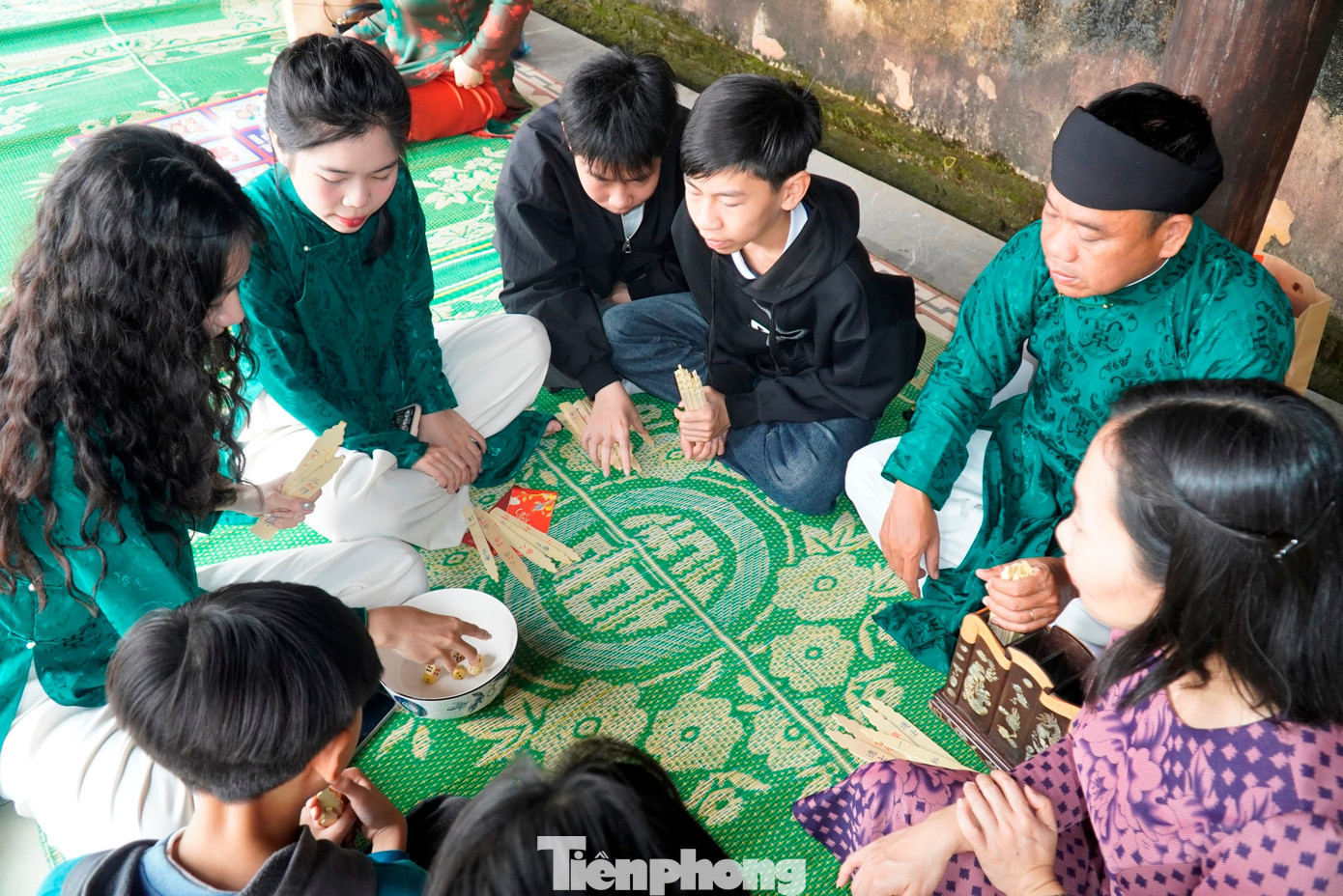 Du kh&aacute;ch &ugrave;n &ugrave;n &lsquo;x&ocirc;ng đất&rsquo; Đại nội Huế- Ảnh 15.