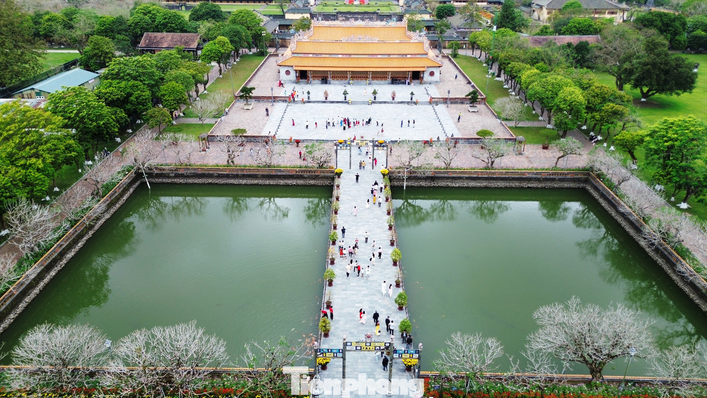 Du kh&aacute;ch &ugrave;n &ugrave;n &lsquo;x&ocirc;ng đất&rsquo; Đại nội Huế- Ảnh 18.