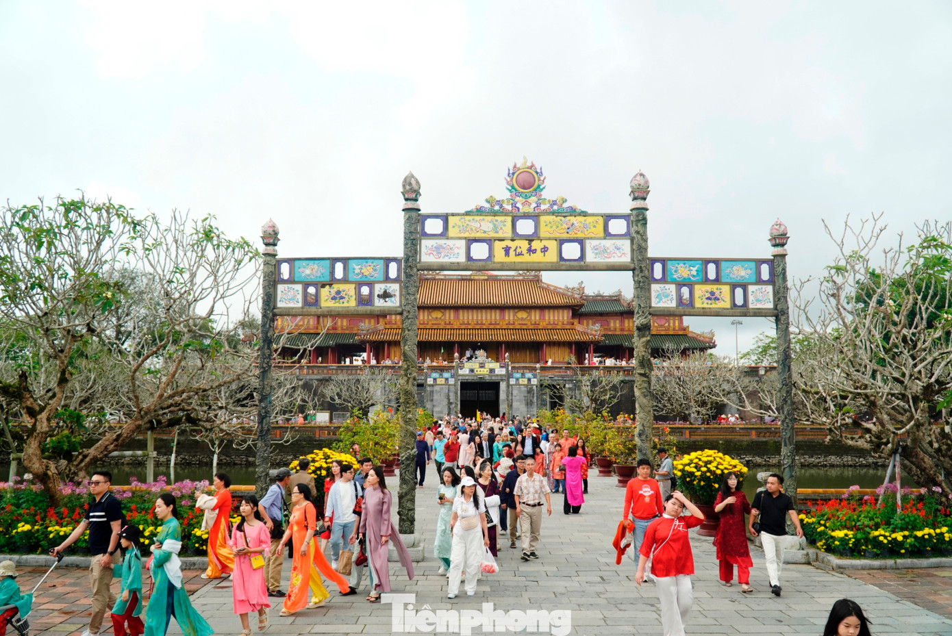 Du kh&aacute;ch &ugrave;n &ugrave;n &lsquo;x&ocirc;ng đất&rsquo; Đại nội Huế- Ảnh 19.