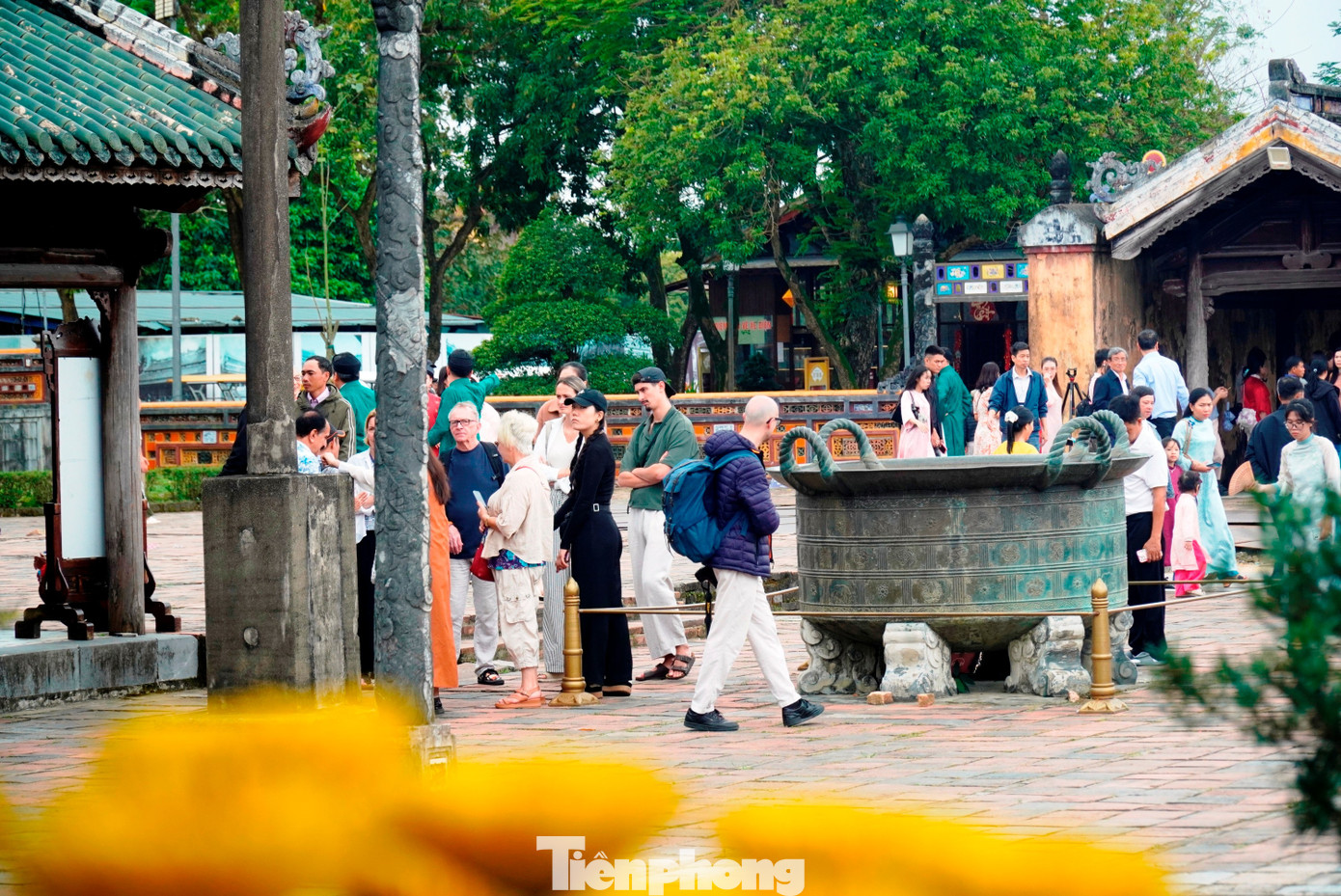 Du kh&aacute;ch &ugrave;n &ugrave;n &lsquo;x&ocirc;ng đất&rsquo; Đại nội Huế- Ảnh 17.