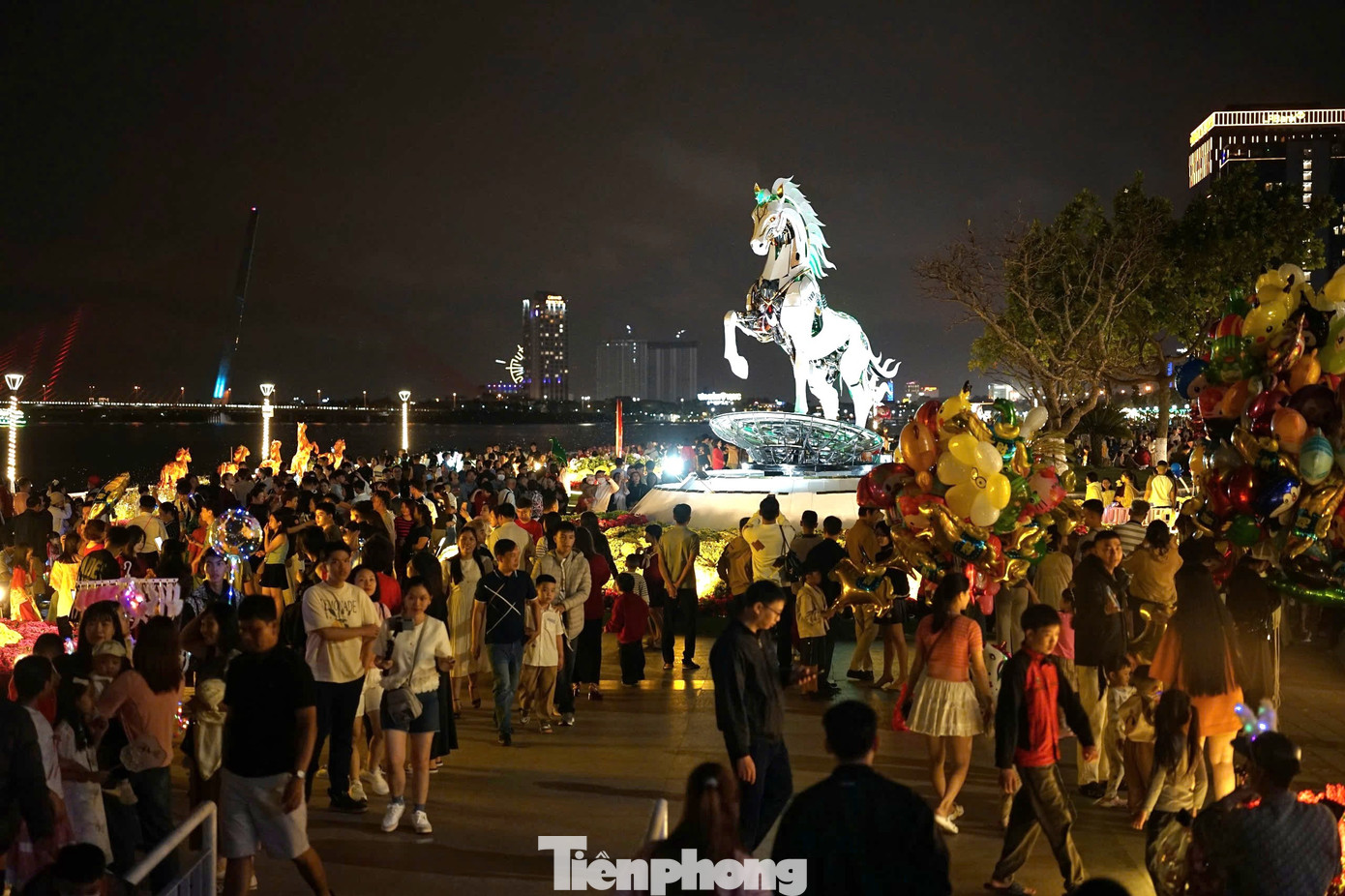 Du kh&aacute;ch h&aacute;o hức chờ đ&oacute;n giao thừa tại Đ&agrave; Nẵng- Ảnh 1.